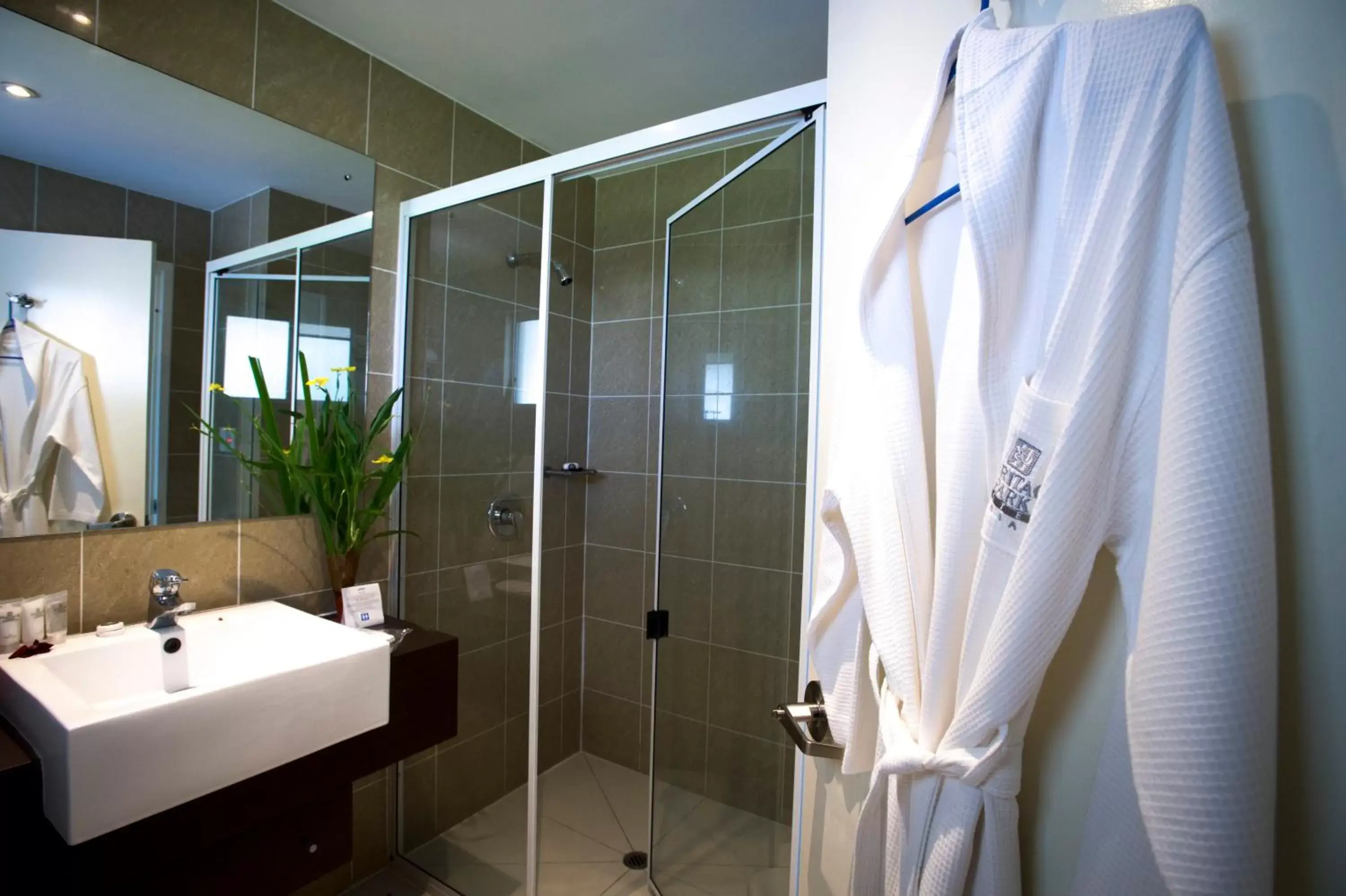 Shower, Bathroom in Heritage Park Hotel