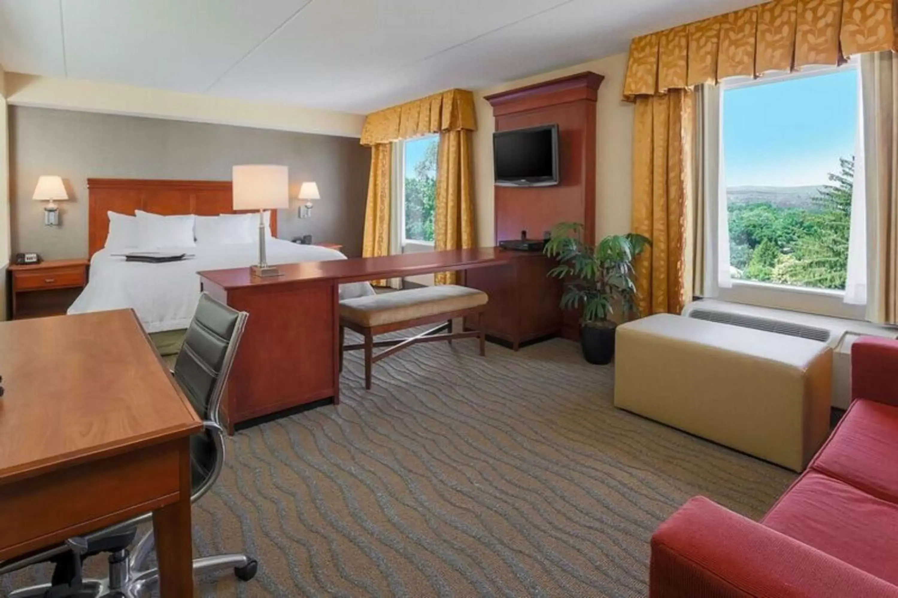 Bed, Seating Area in Hampton Inn & Suites Poughkeepsie