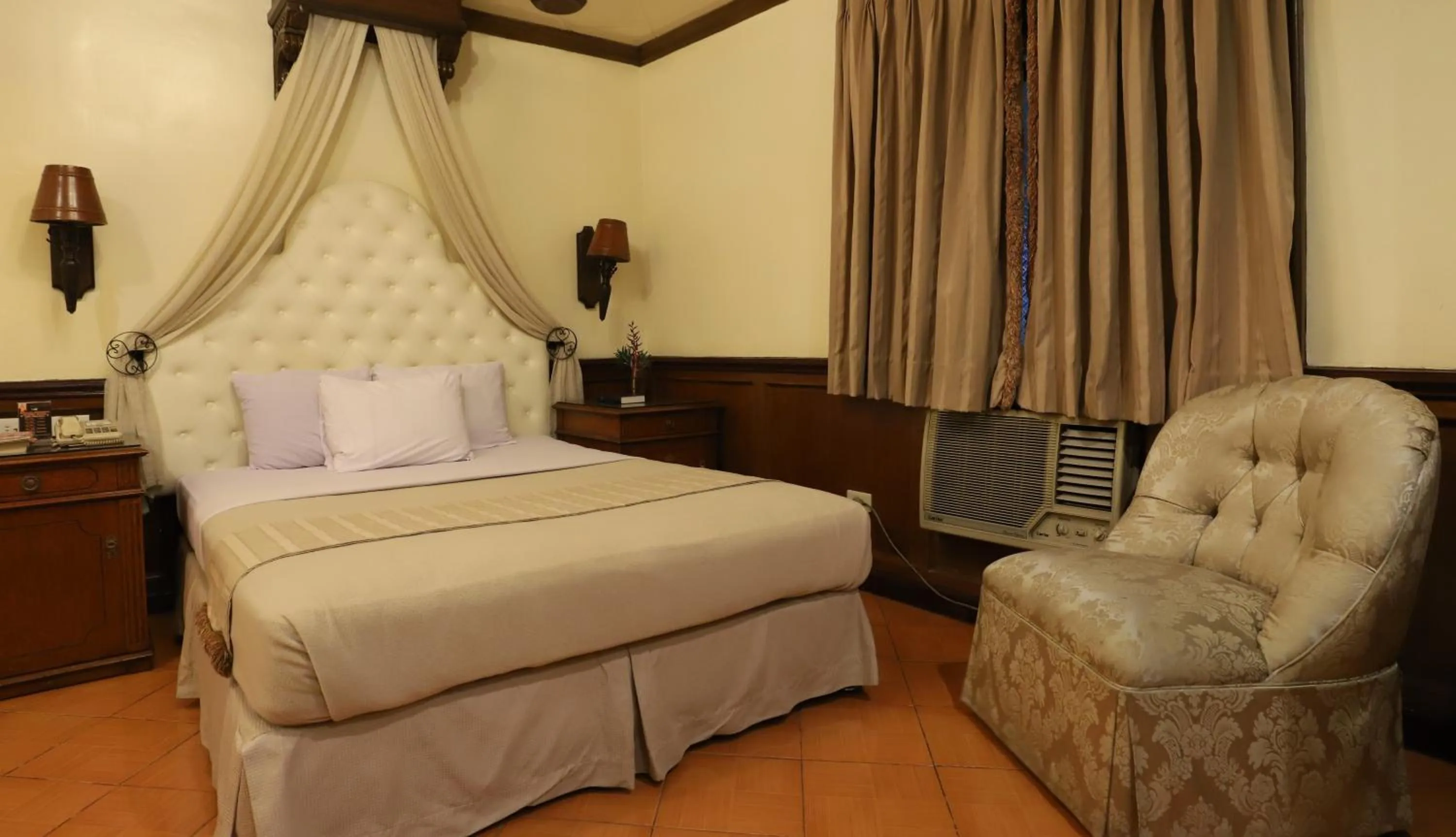 Bed in Camelot Hotel