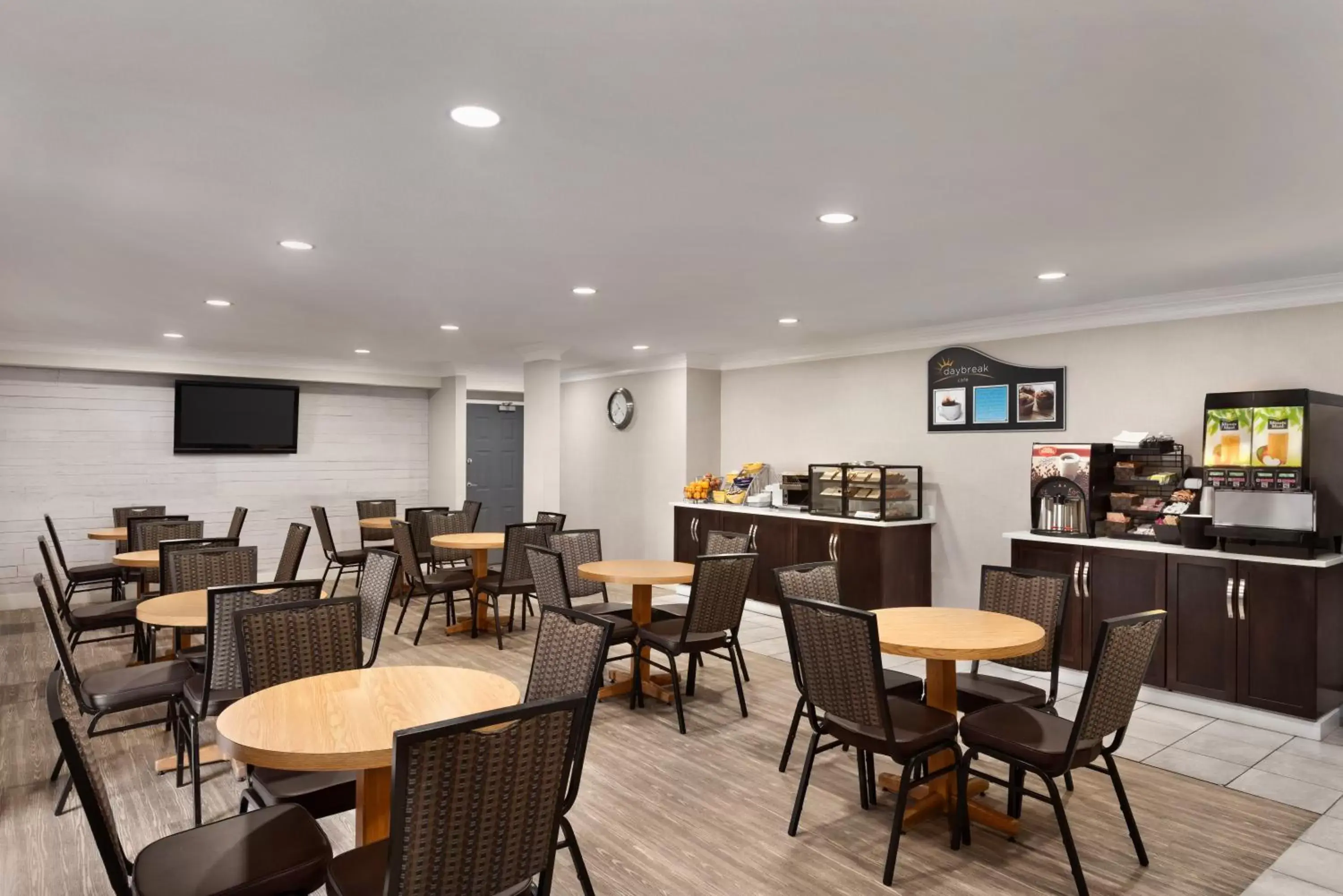 Continental breakfast, Restaurant/Places to Eat in Days Inn by Wyndham Kelowna