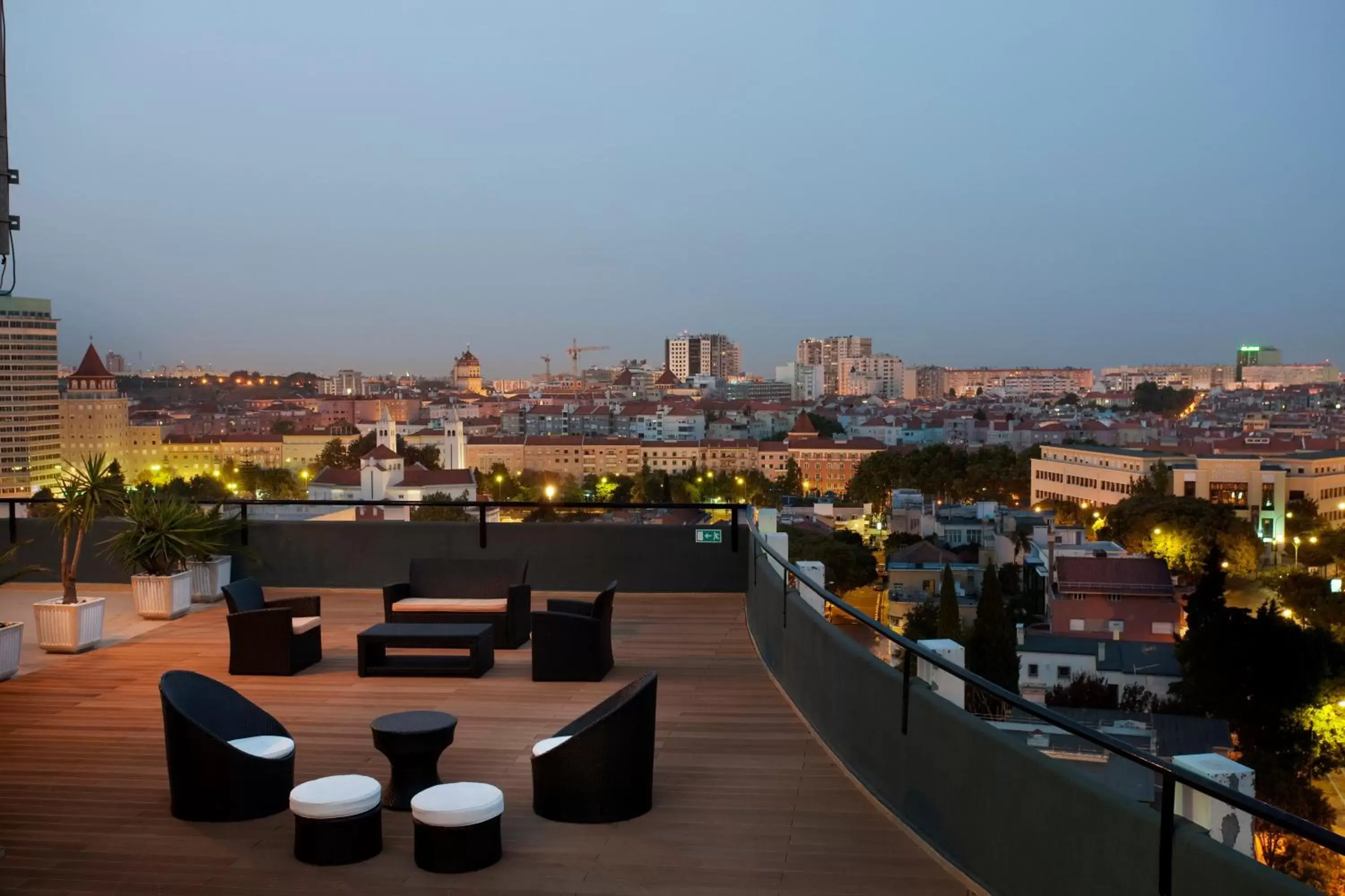 Lobby or reception, Balcony/Terrace in Holiday Inn Lisbon, an IHG Hotel
