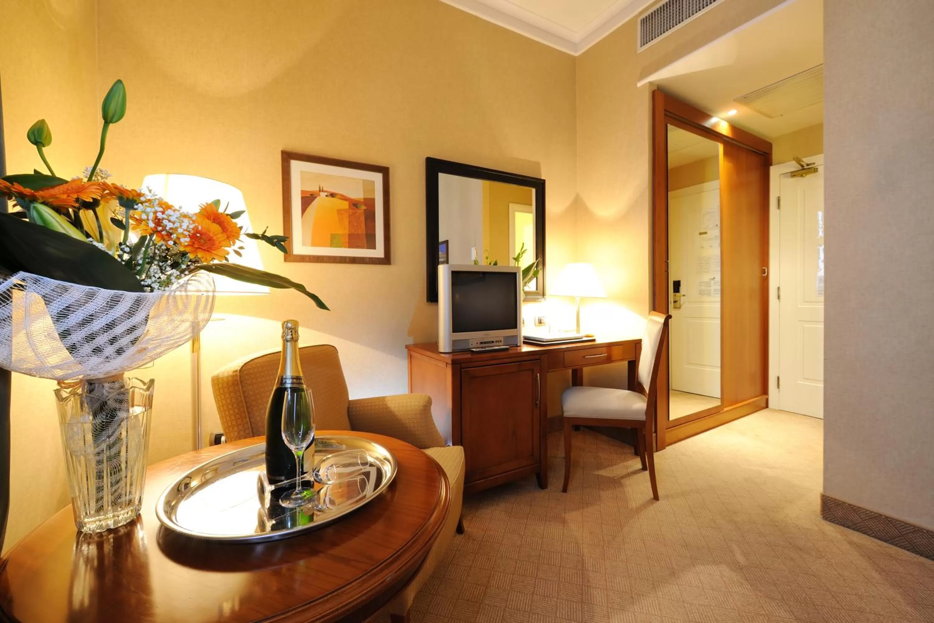 Photo of the whole room in LH Hotel Lloyd Roma