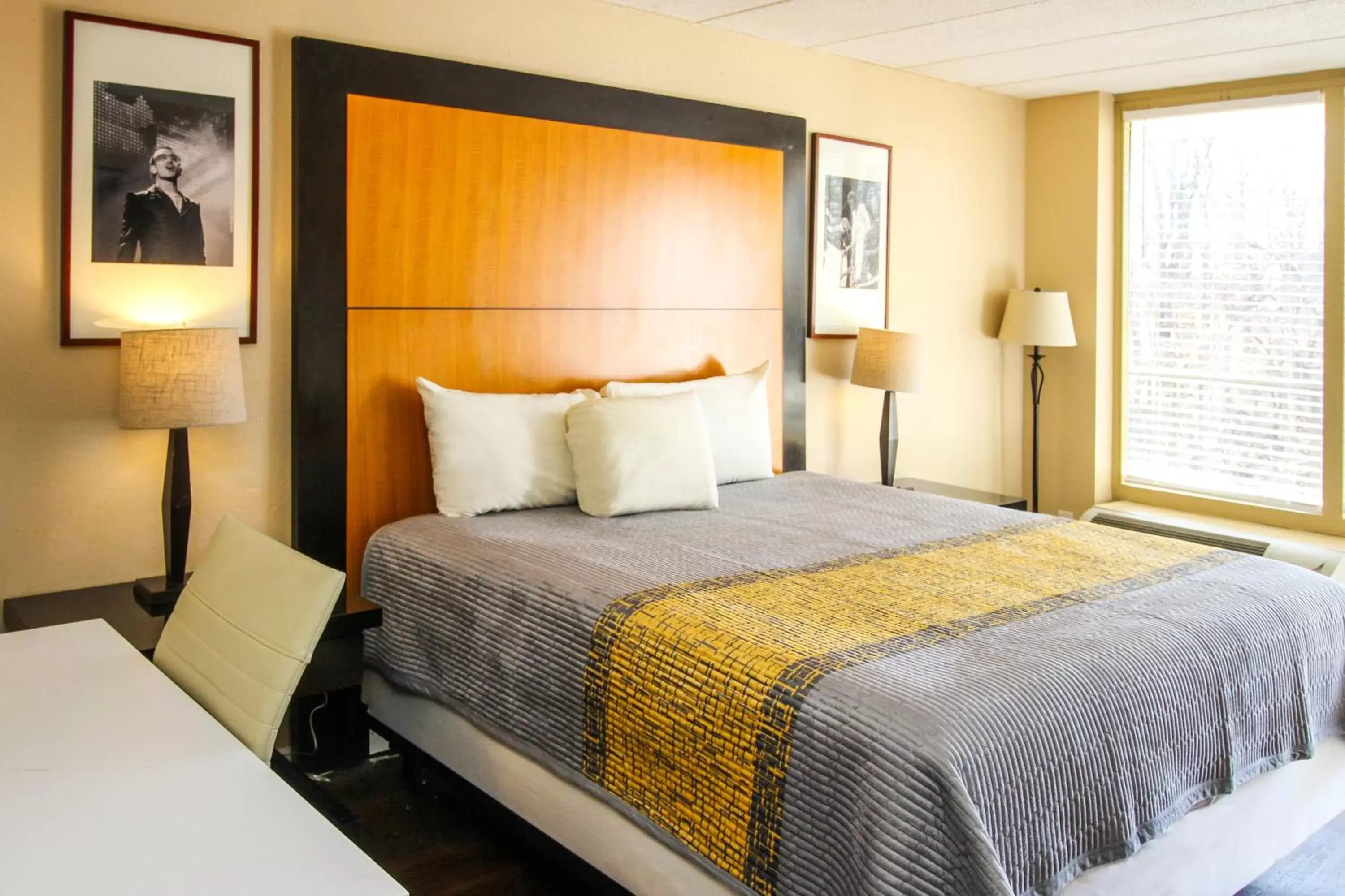 Bed in APM Inn and Suites