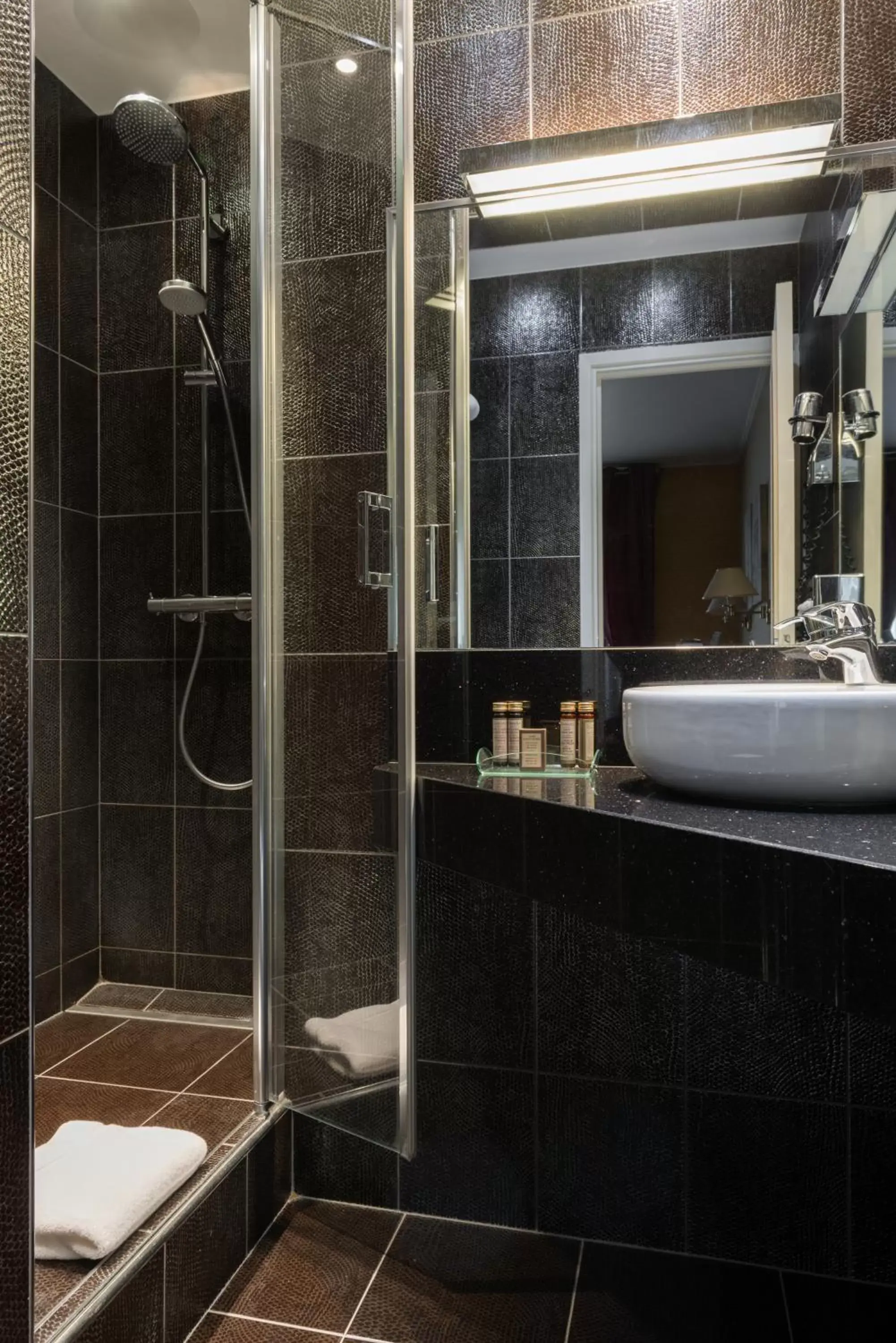 Shower, Bathroom in Neuilly Park Hotel