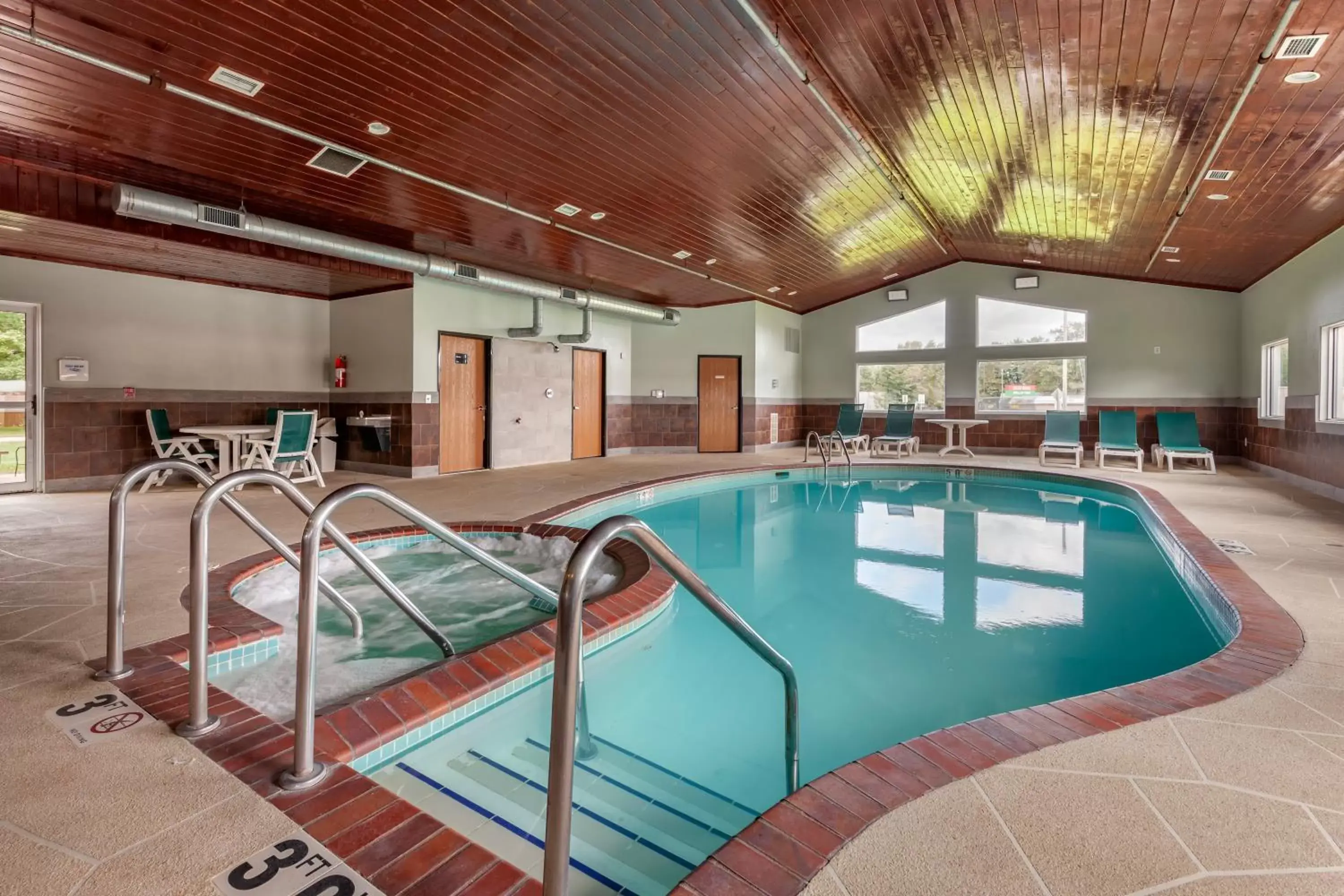Swimming pool in Quality Inn Redgranite Swimming pool in Quality Inn Redgranite