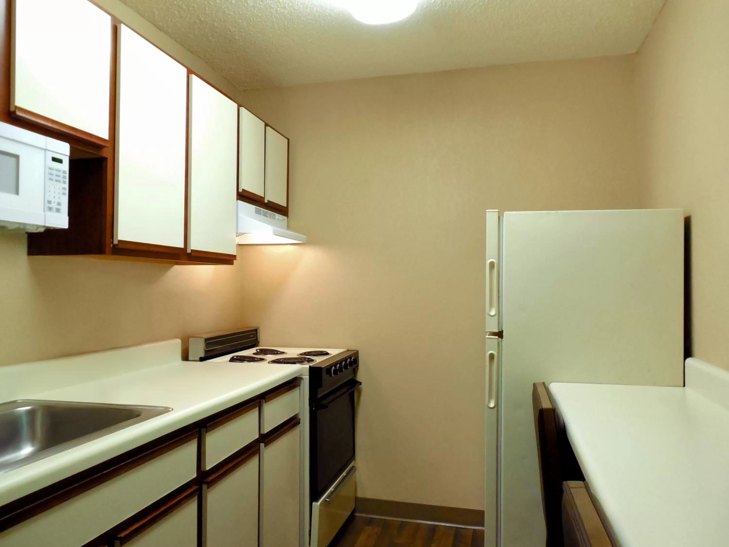 Kitchen or kitchenette in Extended Stay America Select Suites - Dallas - Farmers Branch