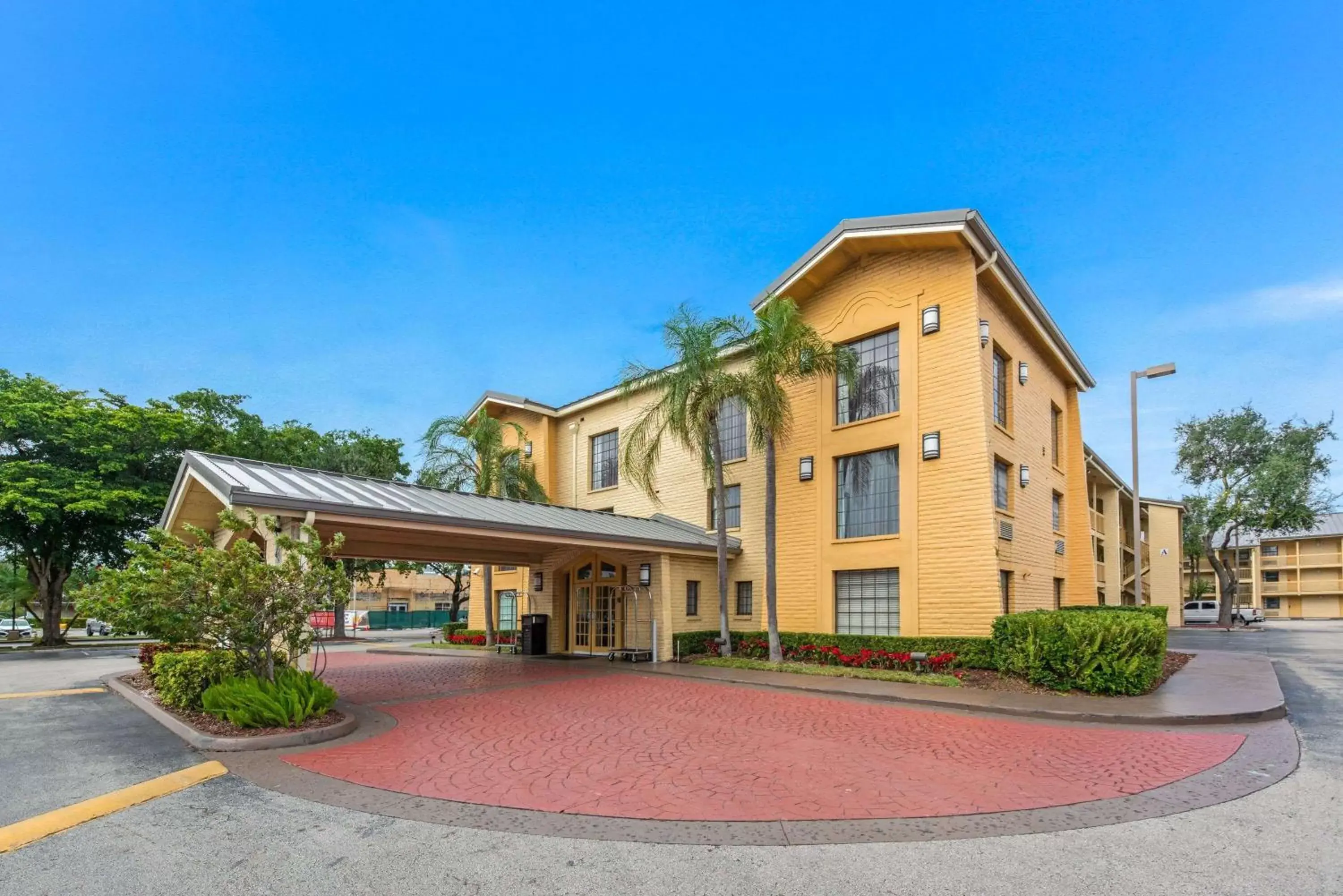 Property Building in La Quinta Inn by Wyndham Miami Airport North