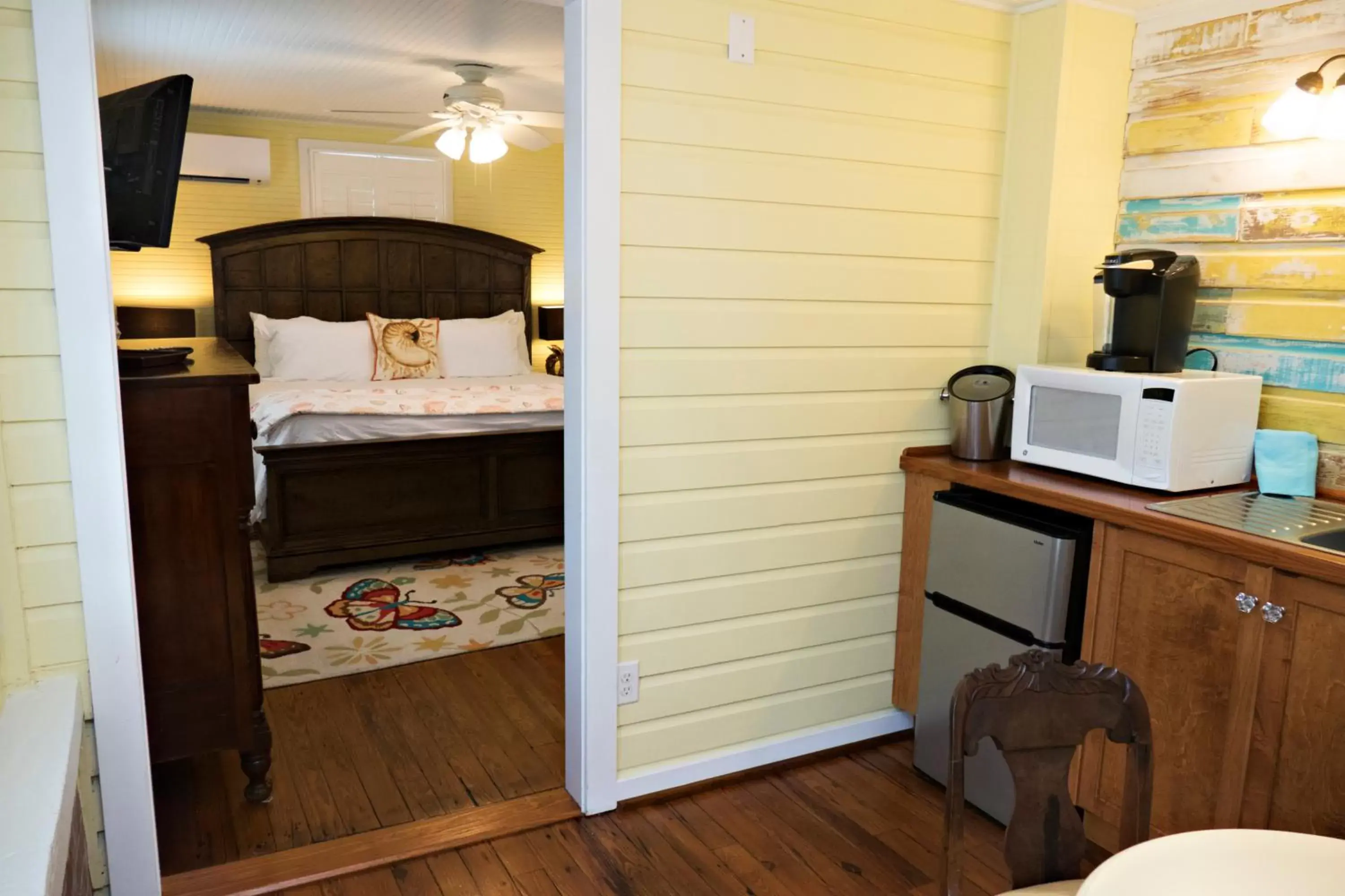 Photo of the whole room, Bed in Beachview Inn and Spa