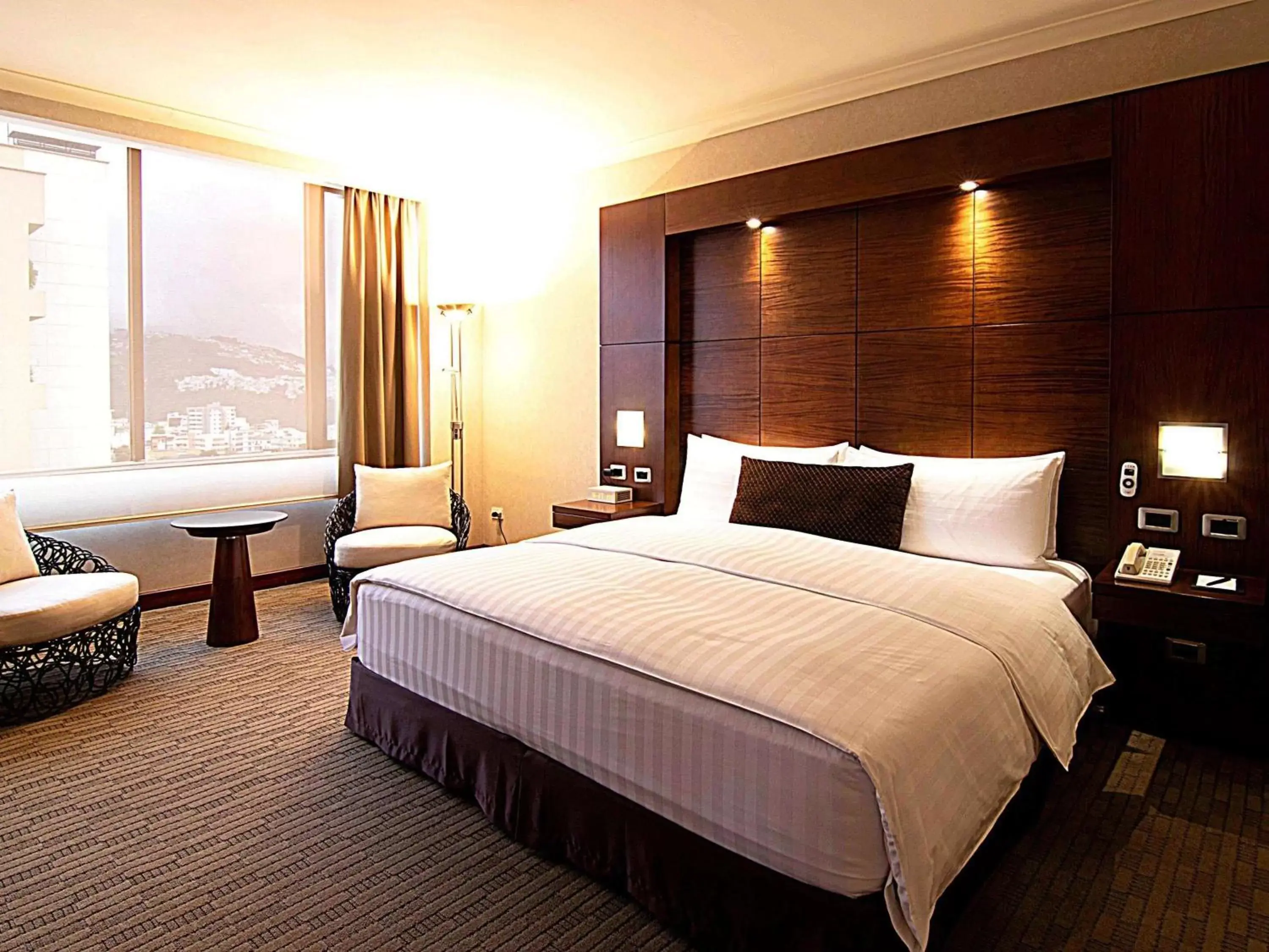 Bedroom, Bed in Swissotel Quito