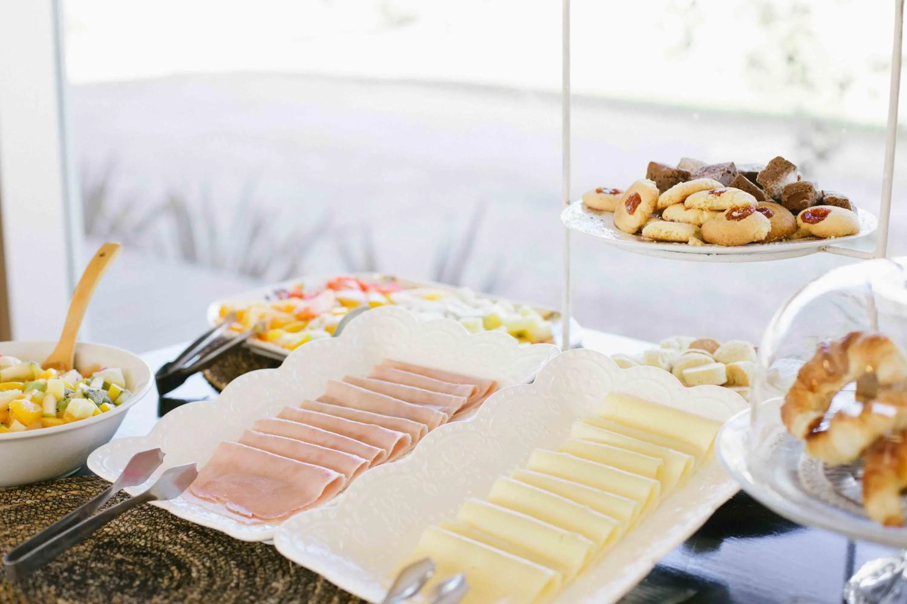 Restaurant/places to eat in Herradura Hotel Suites