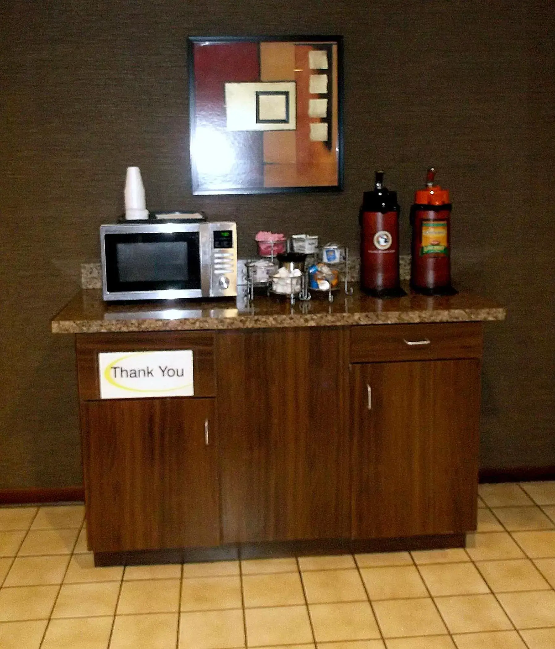 Coffee/tea facilities, Kitchen/Kitchenette in Super 8 by Wyndham Brookings