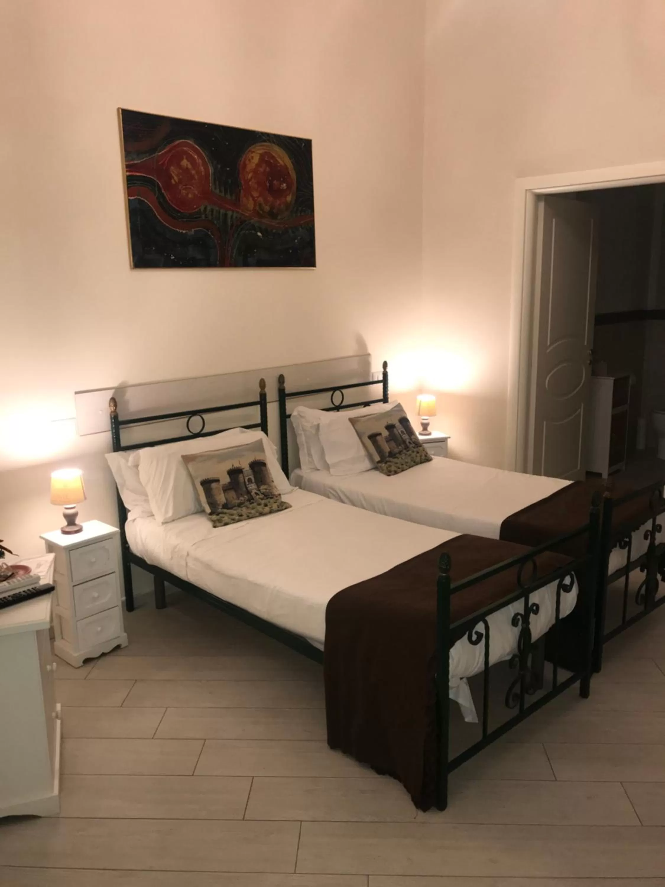 Photo of the whole room, Bed in Domus Borbonica