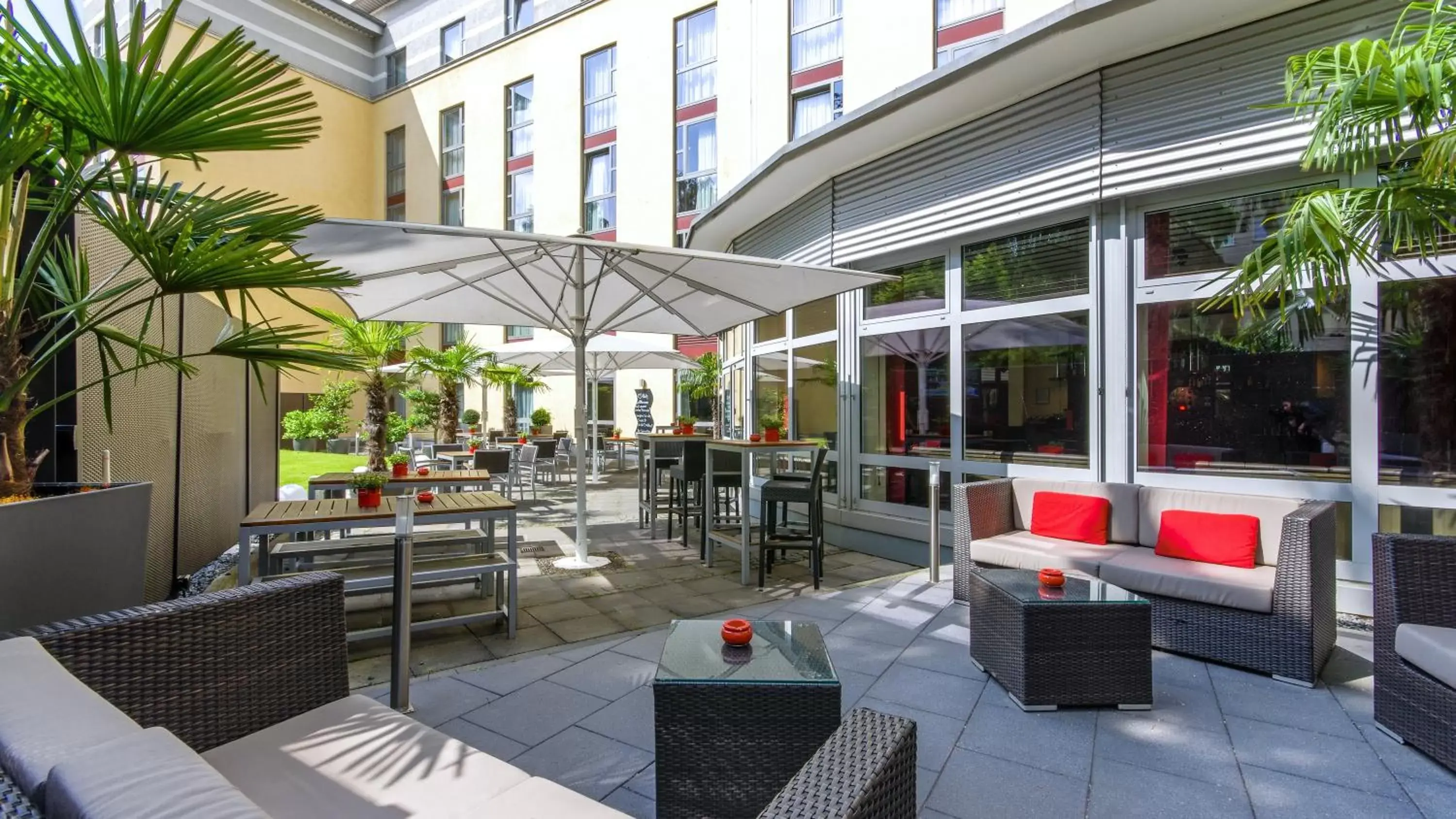 Property building, Restaurant/Places to Eat in PhiLeRo Hotel Köln