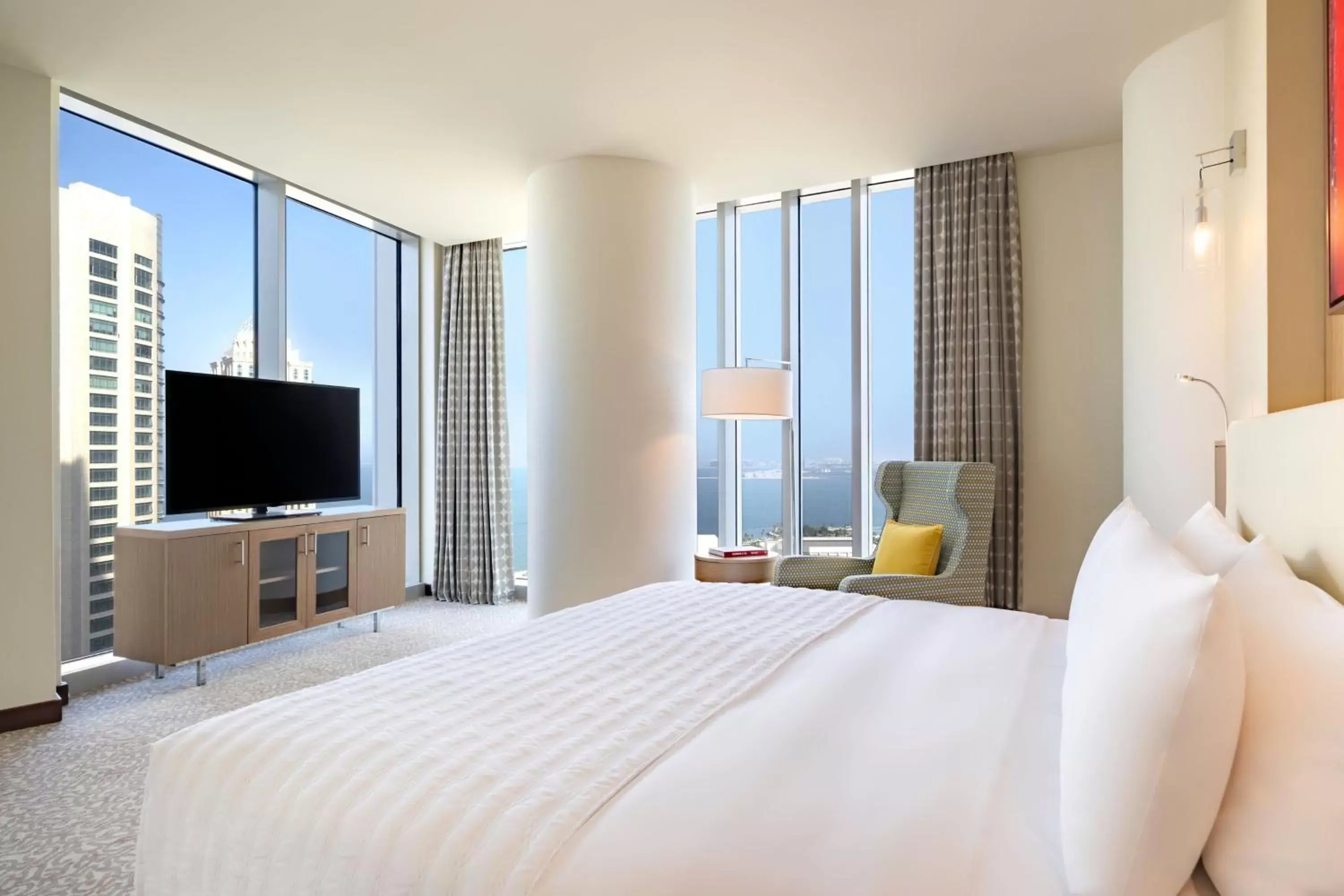 Photo of the whole room, Bed in Le Méridien City Center Doha