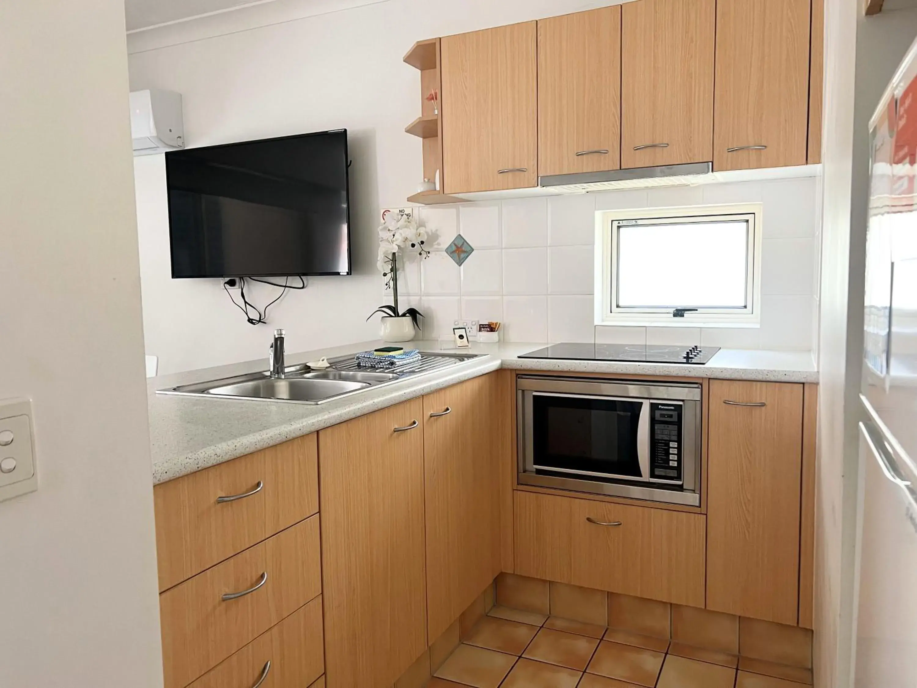 minibar, TV/Entertainment Center in Montego Sands Resort