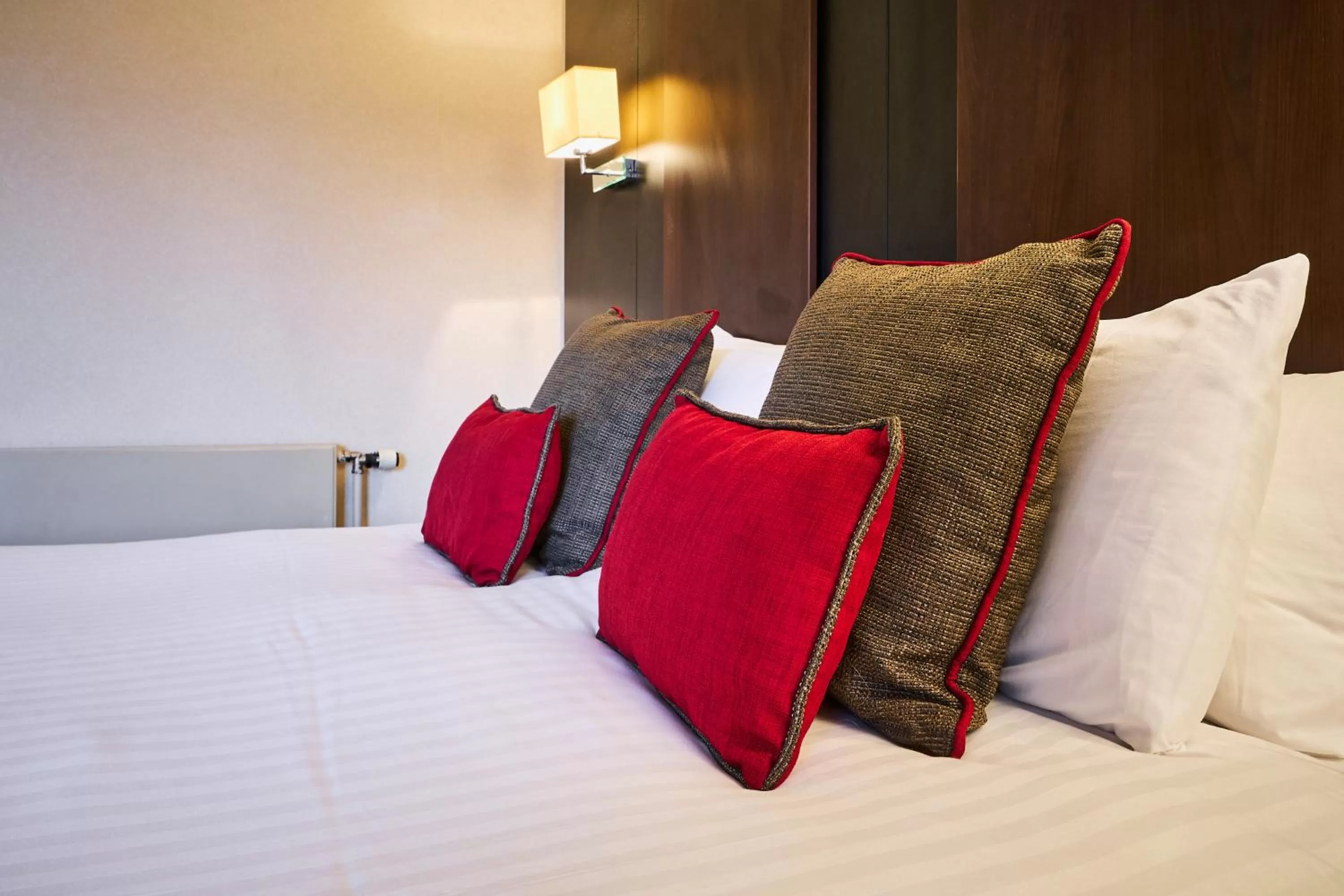 Bedroom, Bed in Stirling Highland Hotel- Part of the Cairn Collection