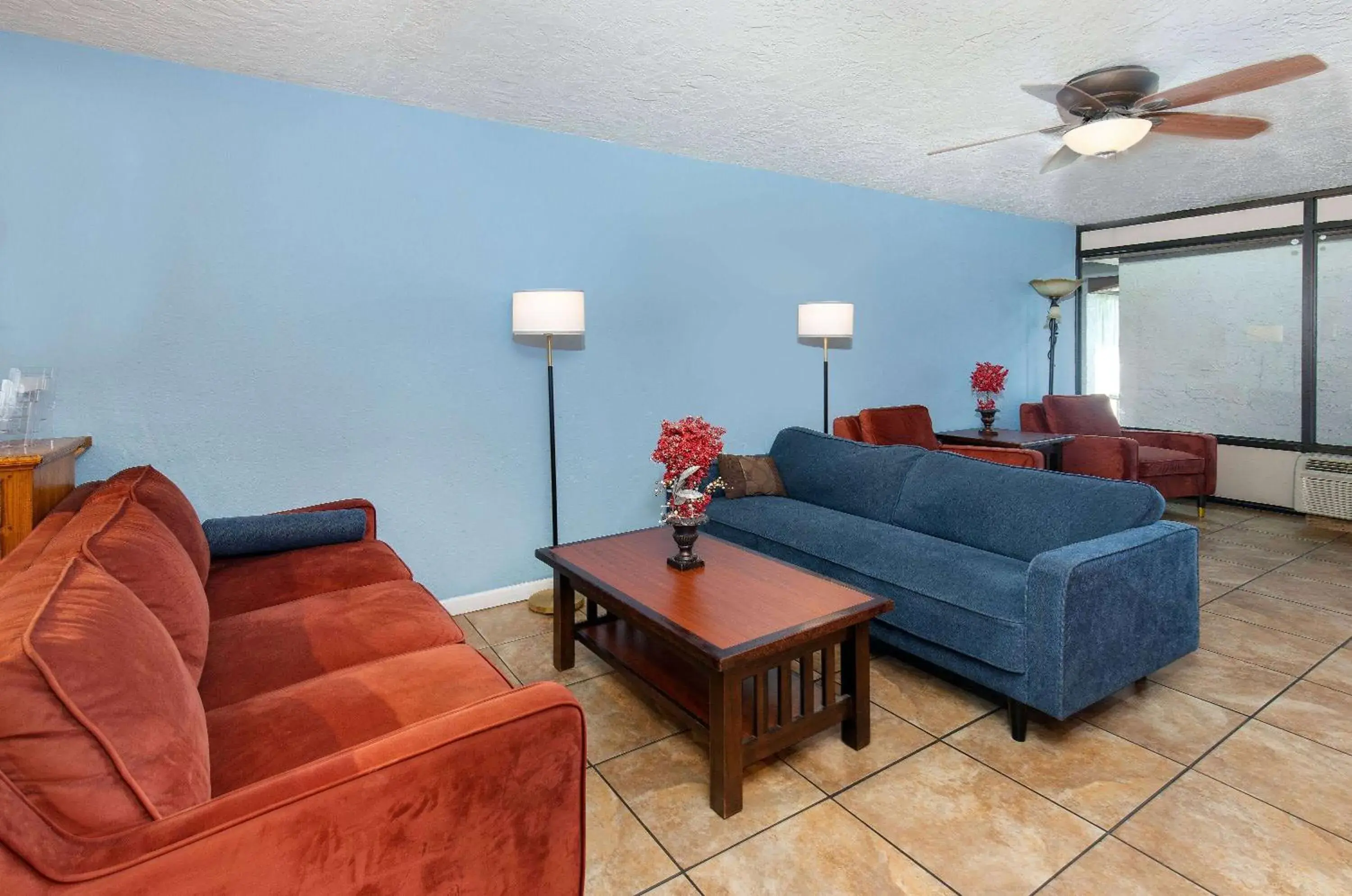 Lobby or reception, Seating Area in Americana Inn a Travelodge by Wyndham