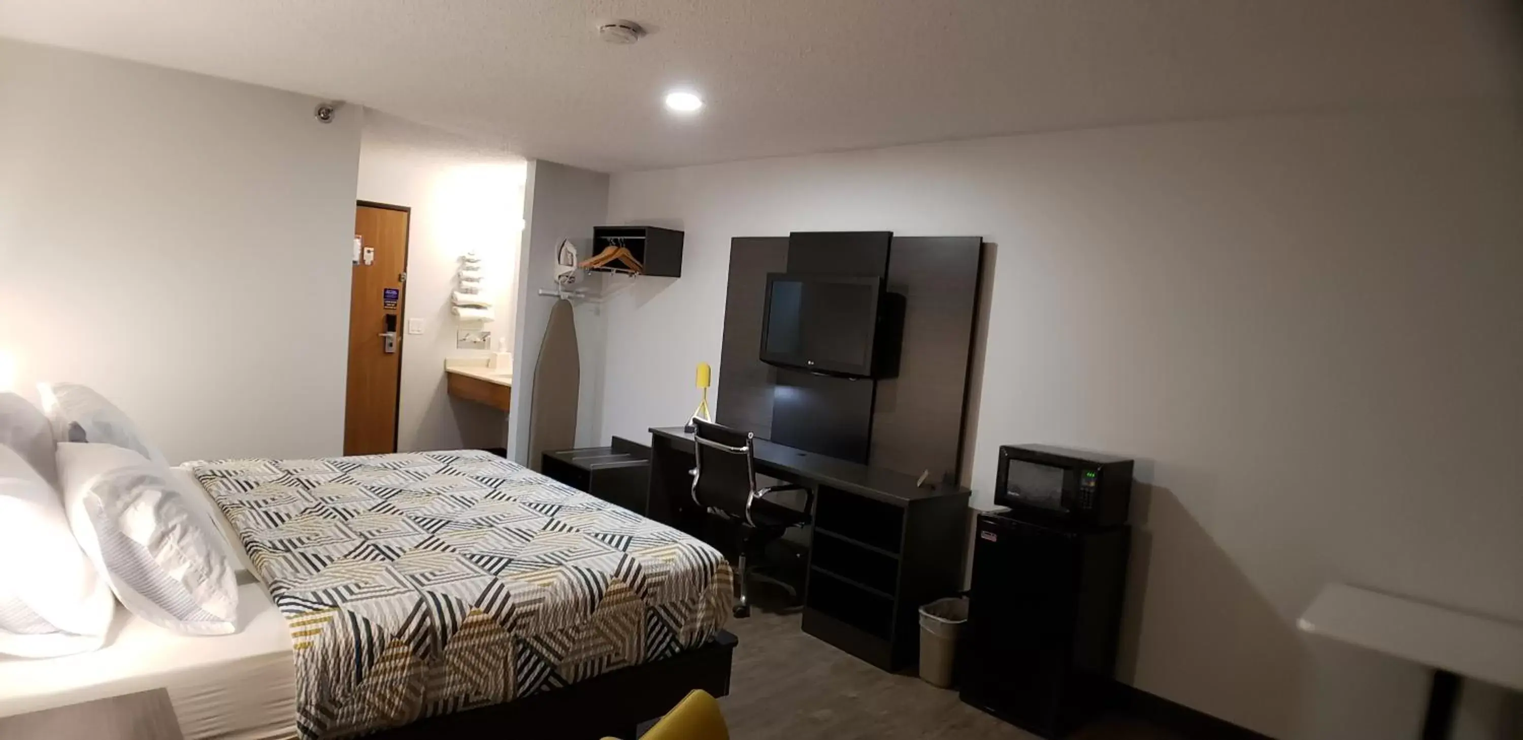 TV/Entertainment Center in Motel 6-Kewanee, IL