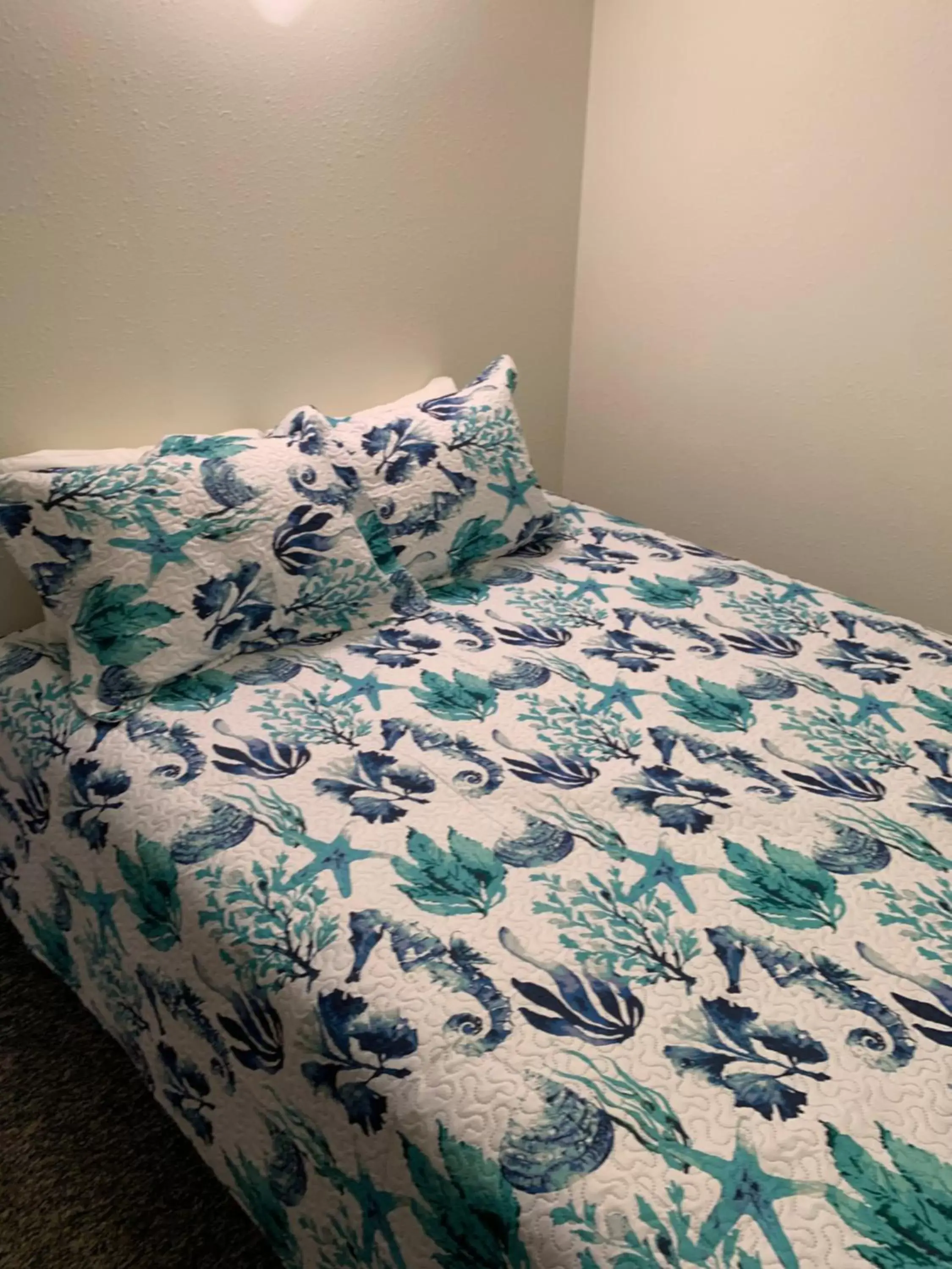 Bed in Curley's Resort & Dive Center Bed in Curley's Resort & Dive Center