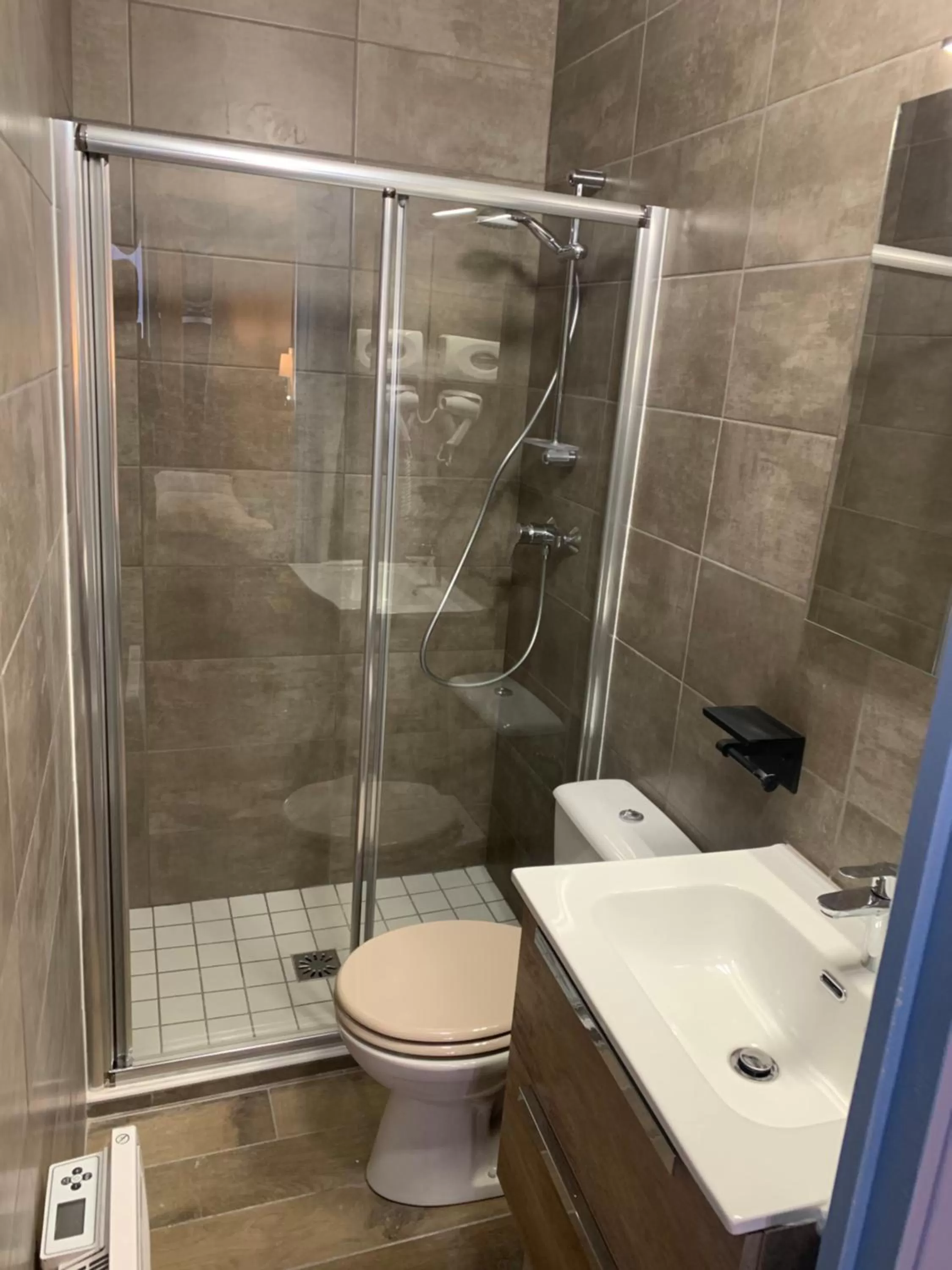 Shower in Hôtel Du Cheval Blanc Barcelonnette