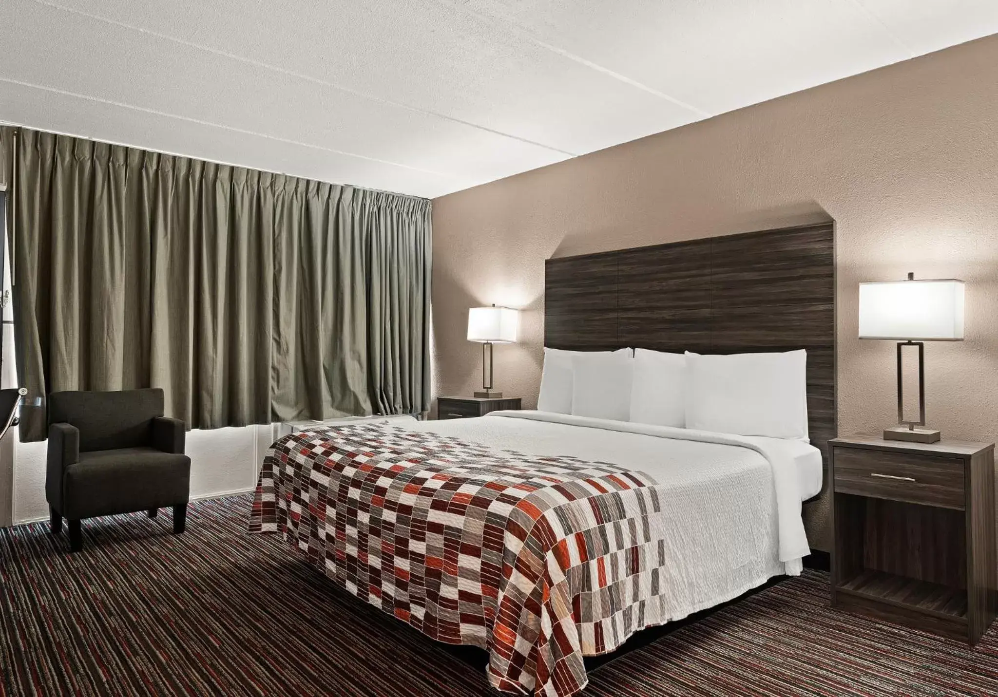 Deluxe King Room Disability Access Roll-In Shower Non-Smoking in Red Roof Inn Reading Deluxe King Room Disability Access Roll-In Shower Non-Smoking in Red Roof Inn Reading