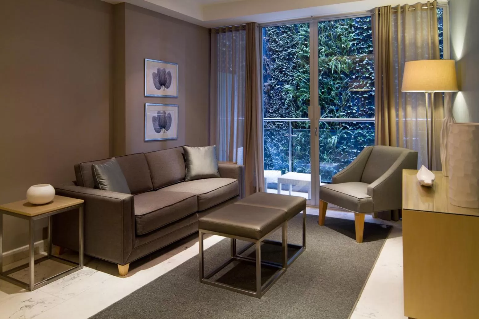 Living room in Pennsylvania Suites