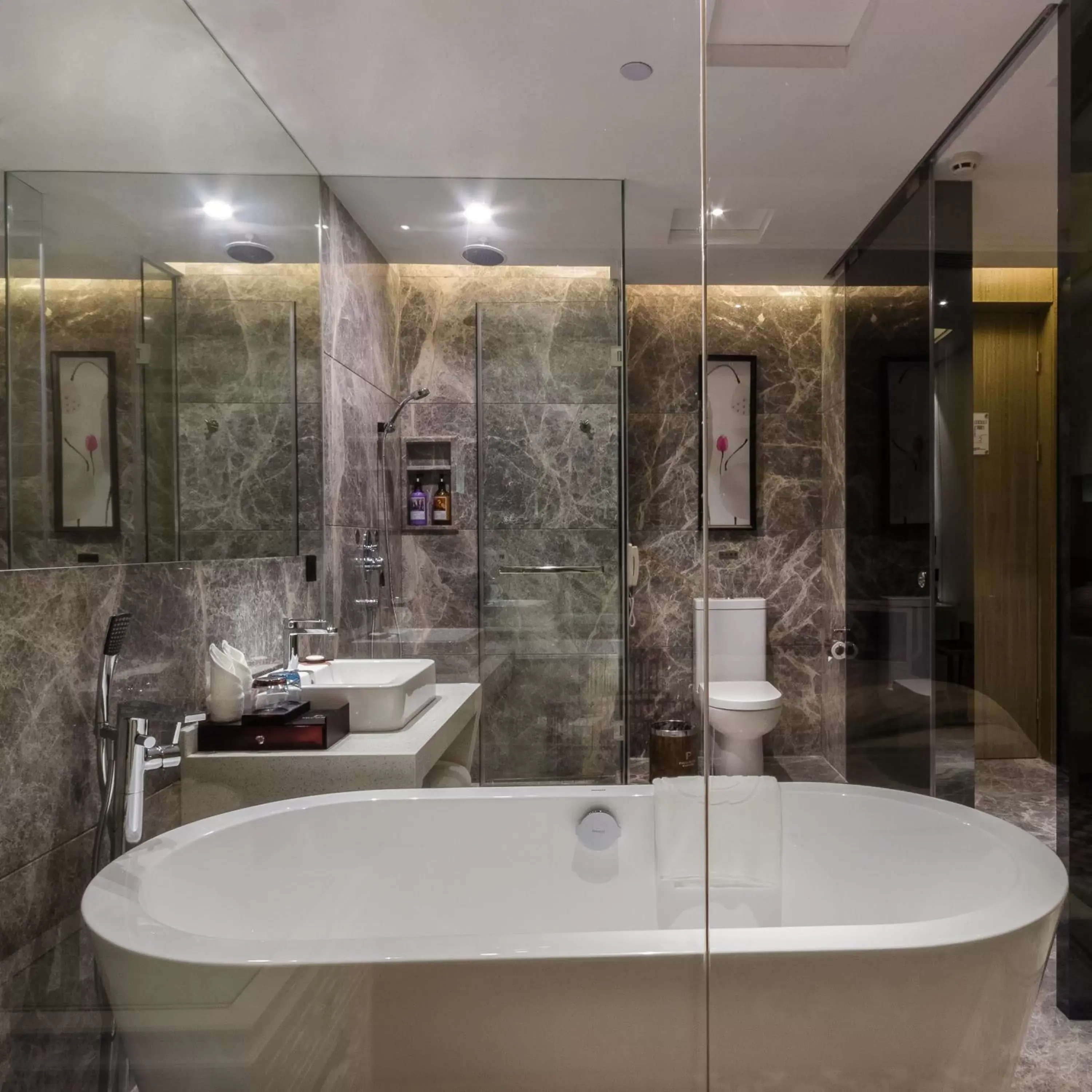 Hot Tub, Bathroom in Paco Hotel Gangding Metro Guangzhou-Free Shuttle Bus fir Canton Fair