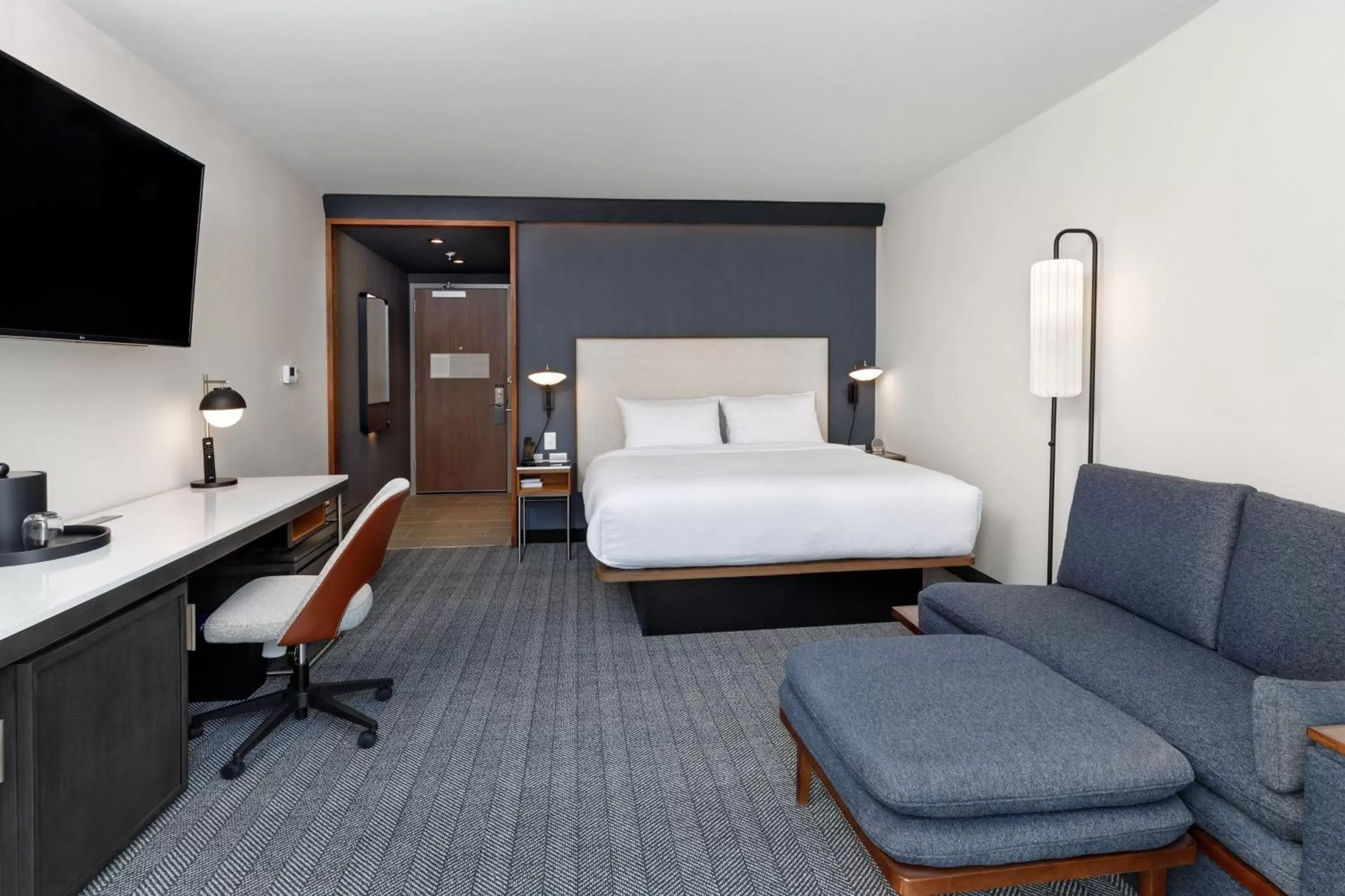 Photo of the whole room, Bed in Courtyard by Marriott Richmond Scott's Addition