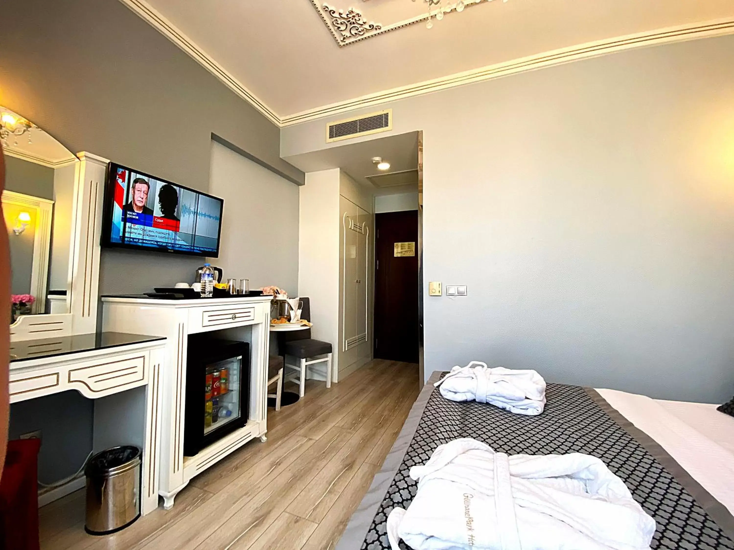 Bed, TV/Entertainment Center in Gülhanepark Hotel & Spa