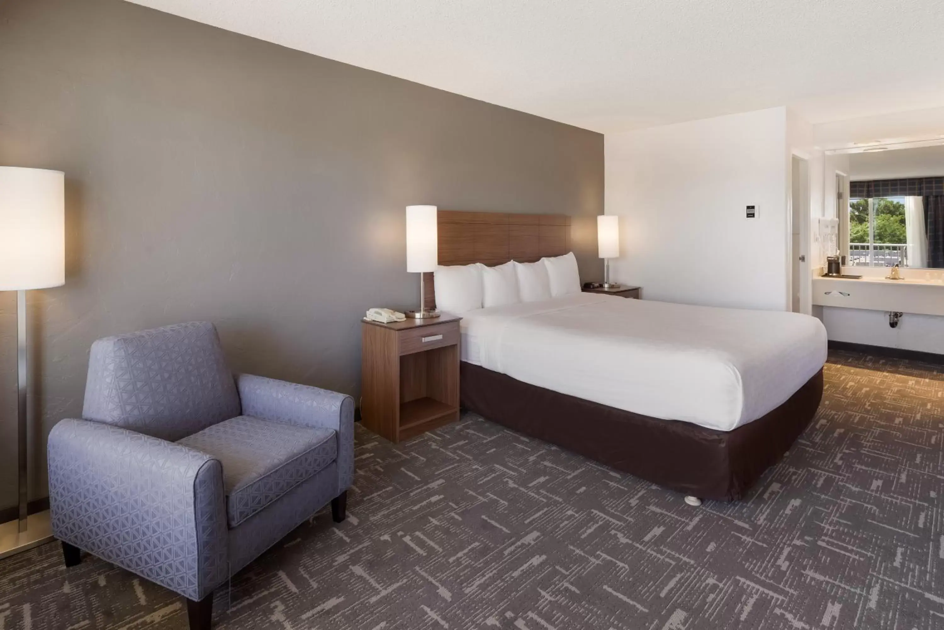 Seating area, Bed in Clarion Hotel Concord Walnut Creek