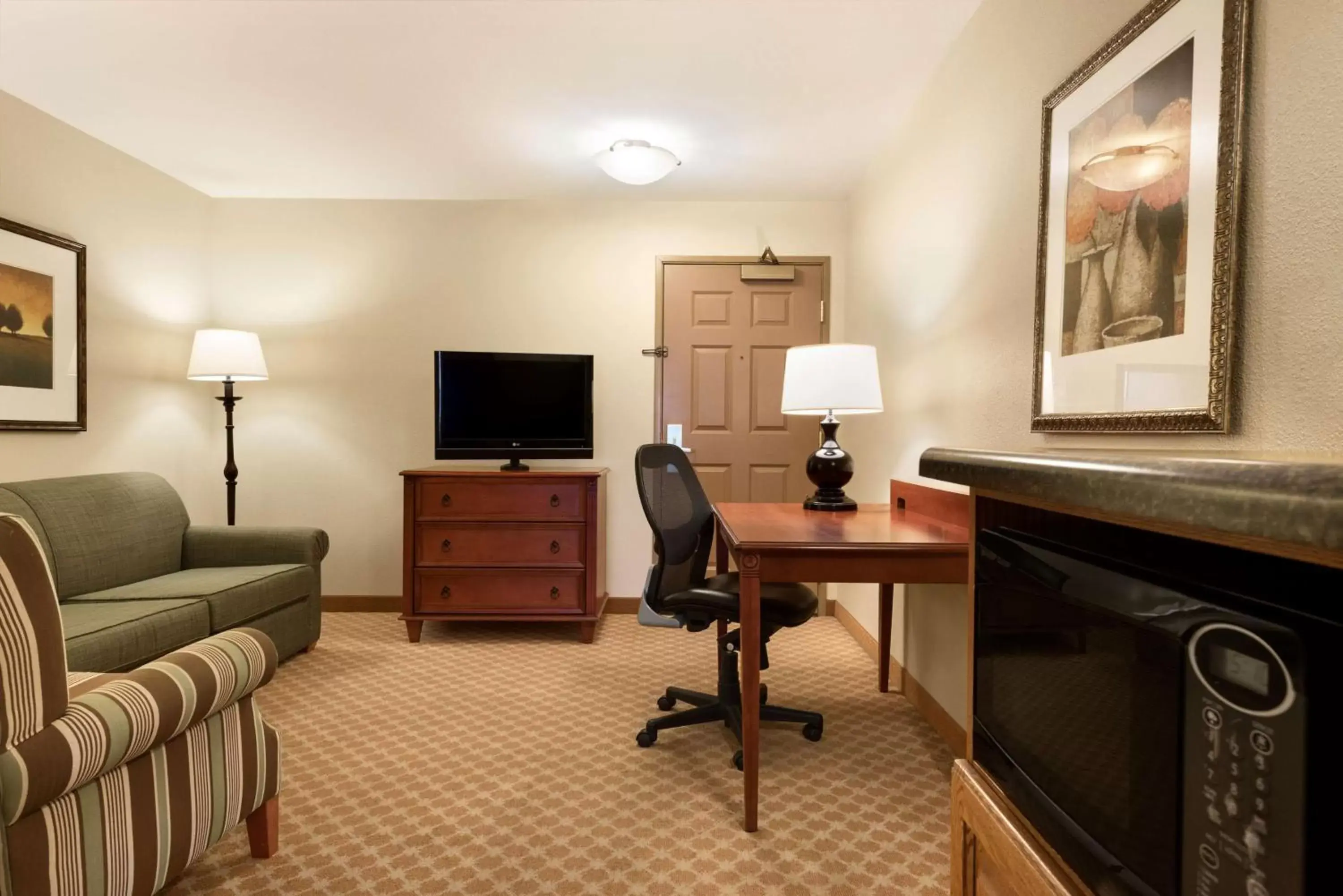 Photo of the whole room, TV/Entertainment Center in Country Inn & Suites by Radisson, Peoria North, IL