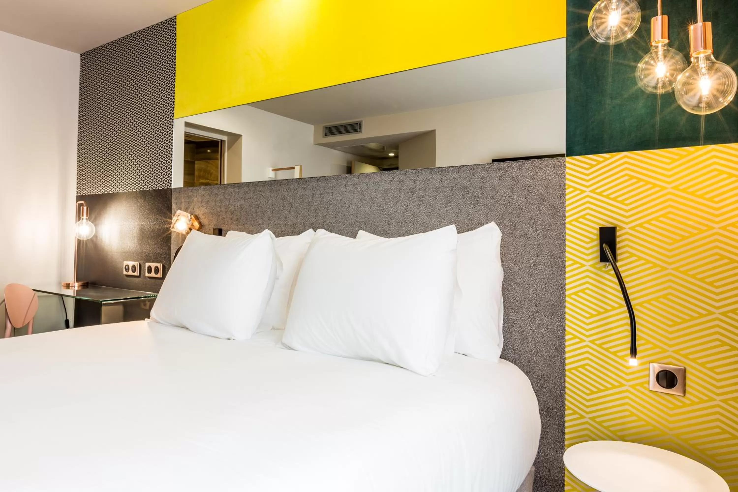 Bed in Hotel Duette Paris