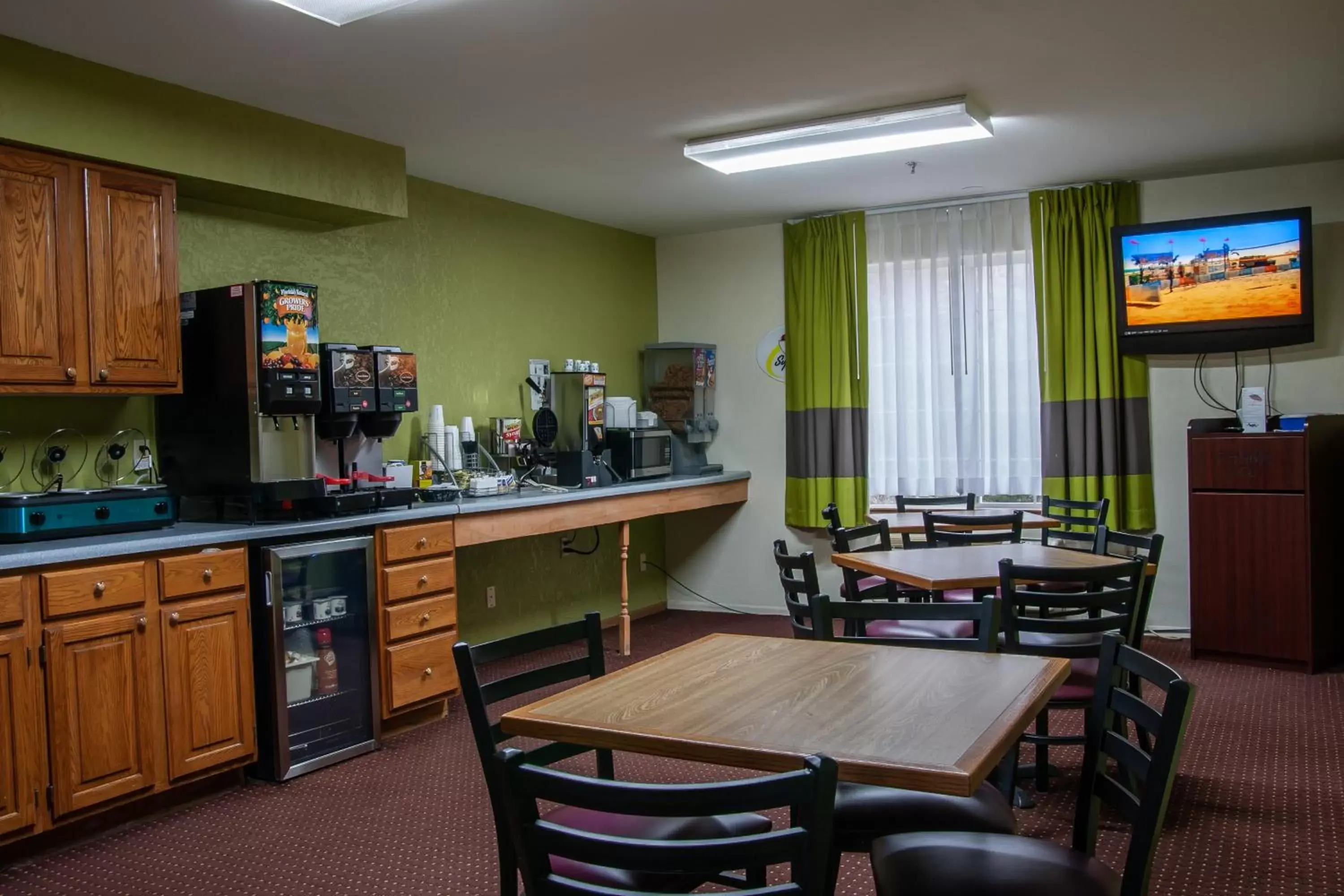 Continental breakfast, Restaurant/Places to Eat in Super 8 by Wyndham Arkansas City KS