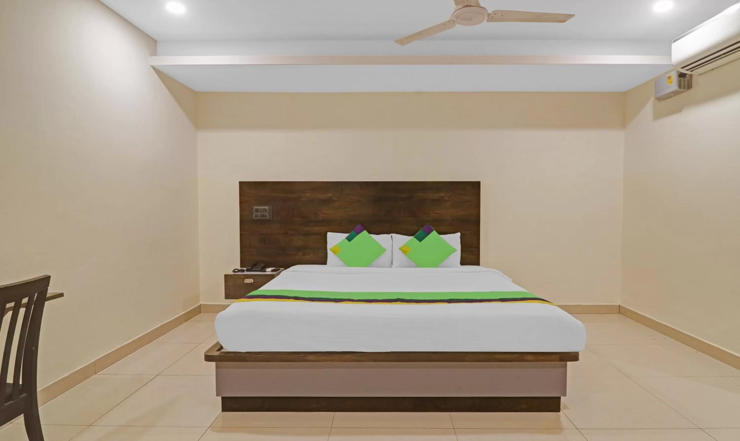 Bedroom, Bed in Treebo Tee