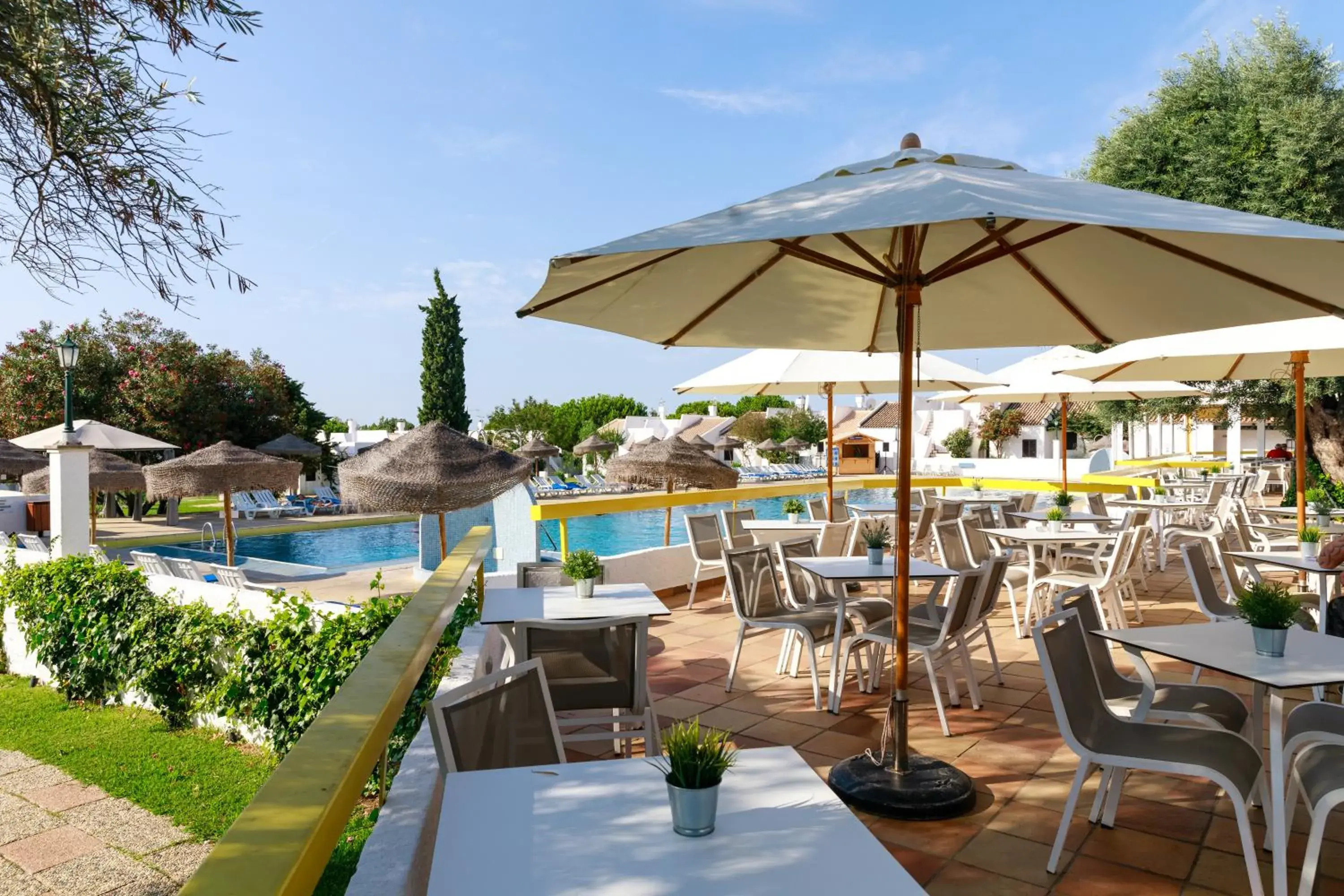 Swimming pool, Restaurant/Places to Eat in Pedras Da Rainha