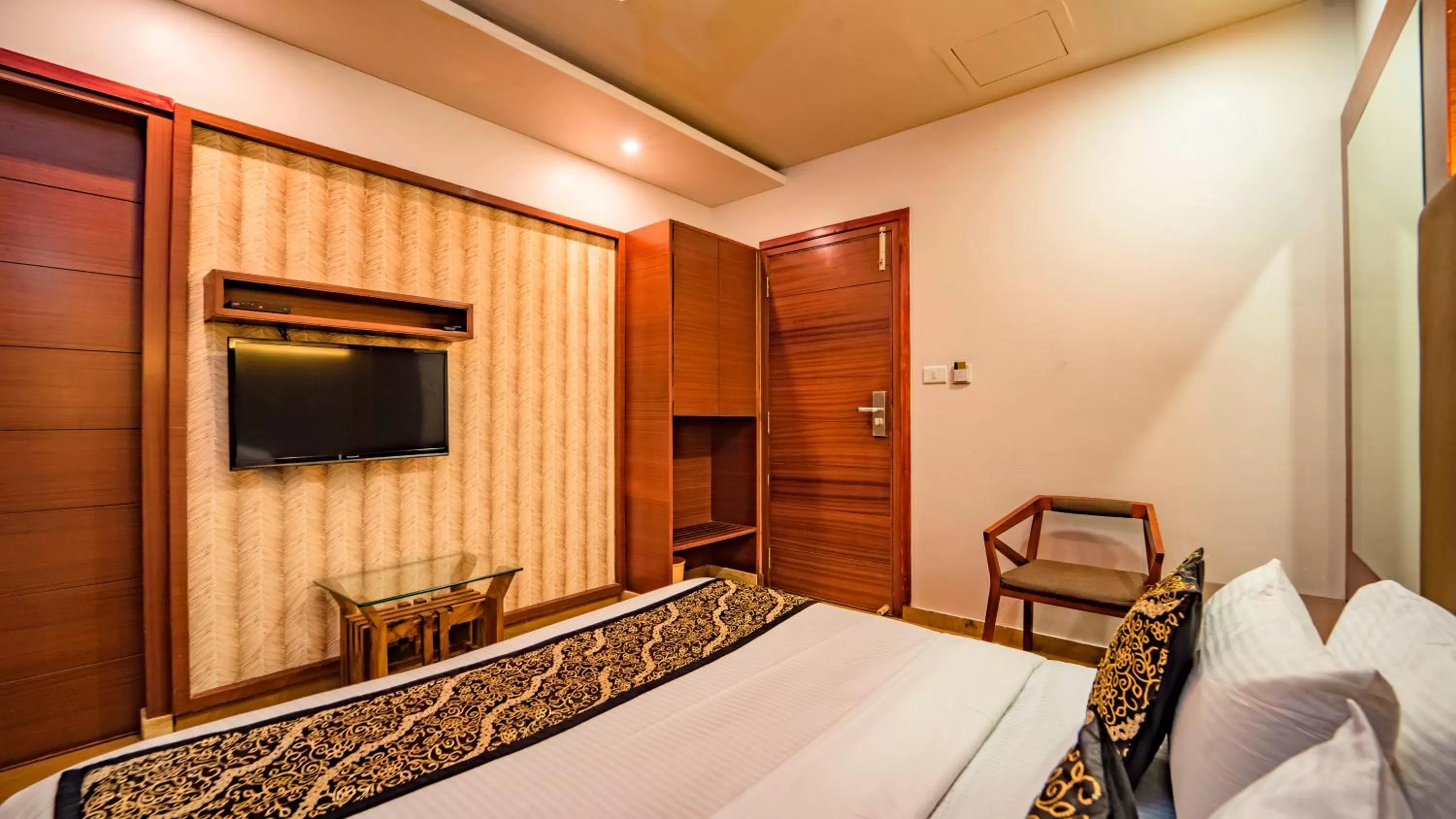 Property building, Bed in Uddhav Vilas A Family Hotel