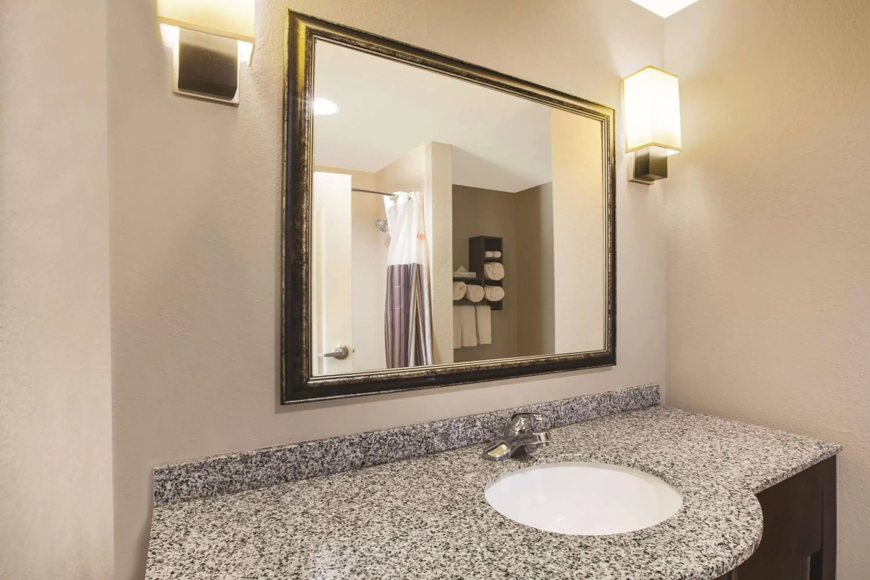 Bathroom in La Quinta by Wyndham Baton Rouge Denham Springs