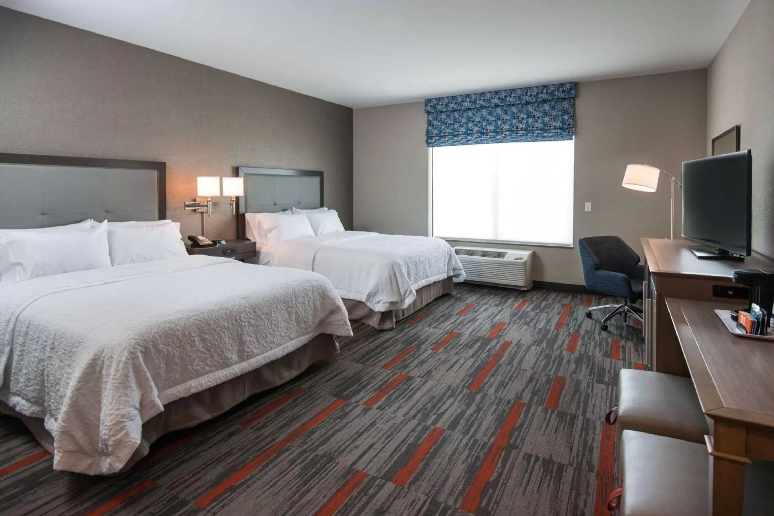 Bed, TV/Entertainment Center in Hampton Inn and Suites at Wisconsin Dells Lake Delton