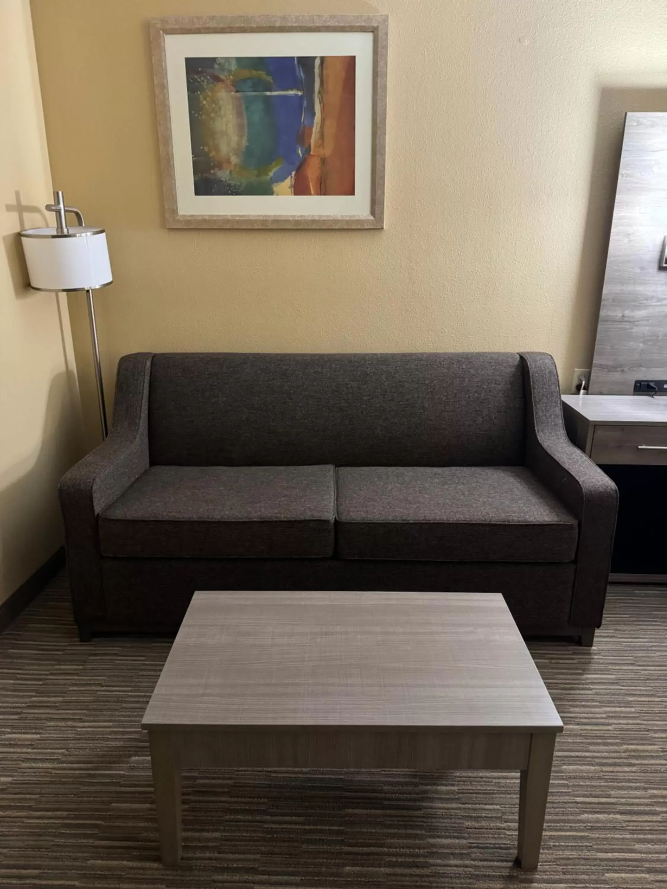 Seating Area in Quality Inn near I-72 and Hwy 51