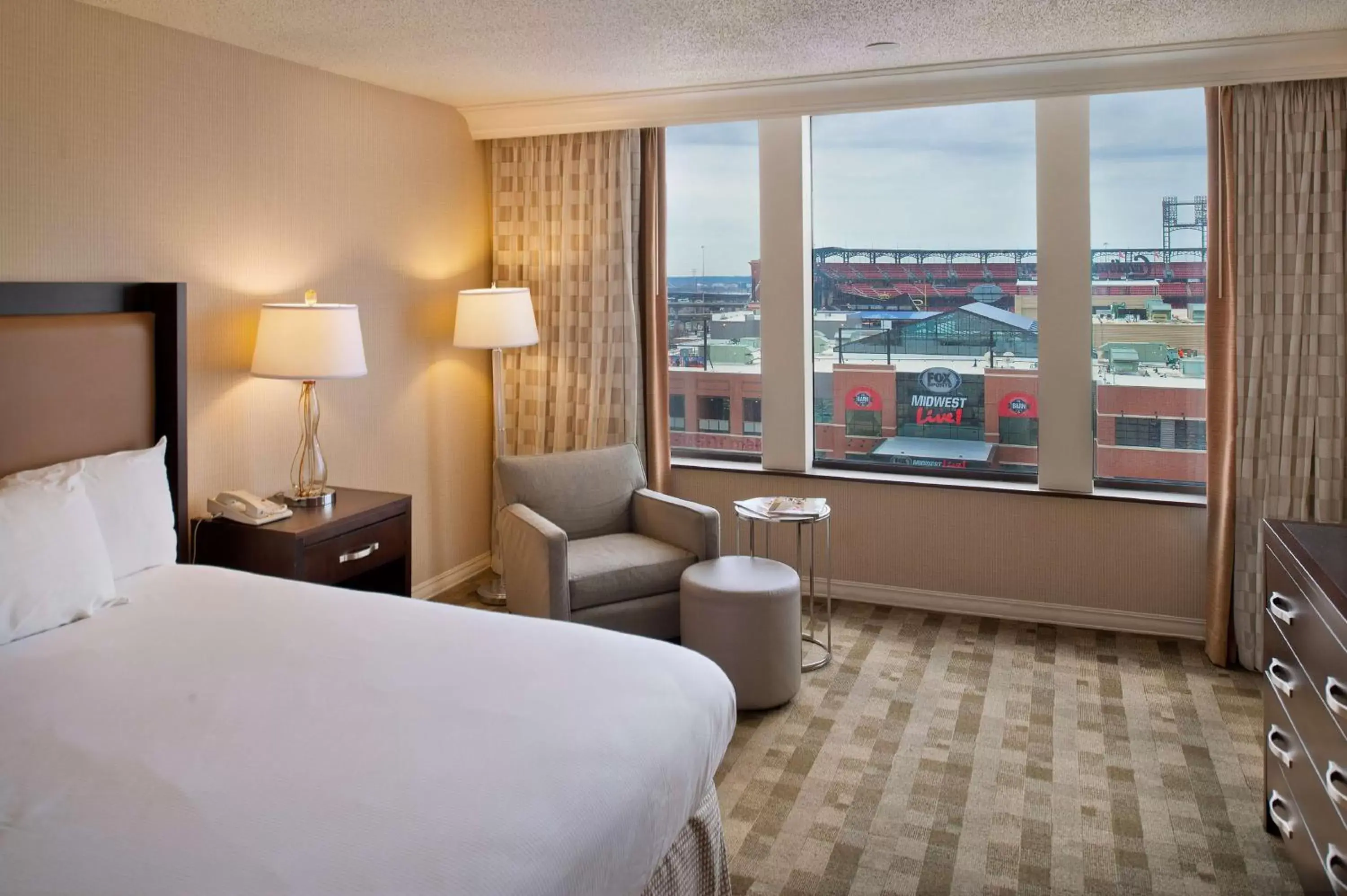 Bed in Hilton St. Louis at the Ballpark