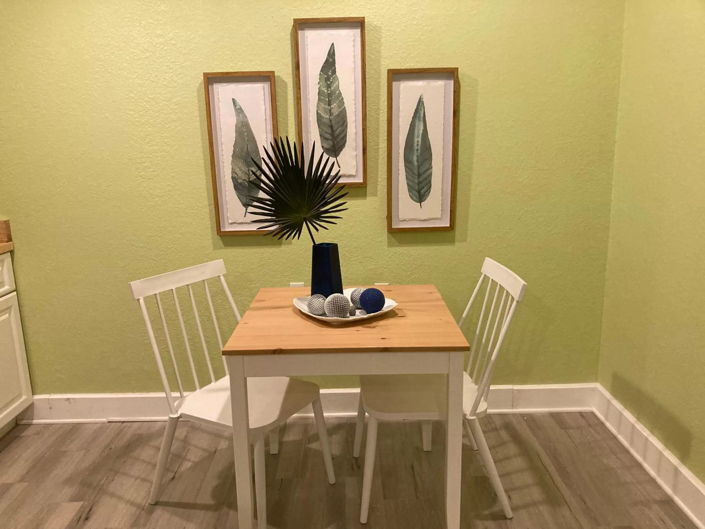 3Gulls Inn Ozona-Boutique Hotel-Steps from Restaurants & Brewery-SwimSpa Pool-Pet Friendly