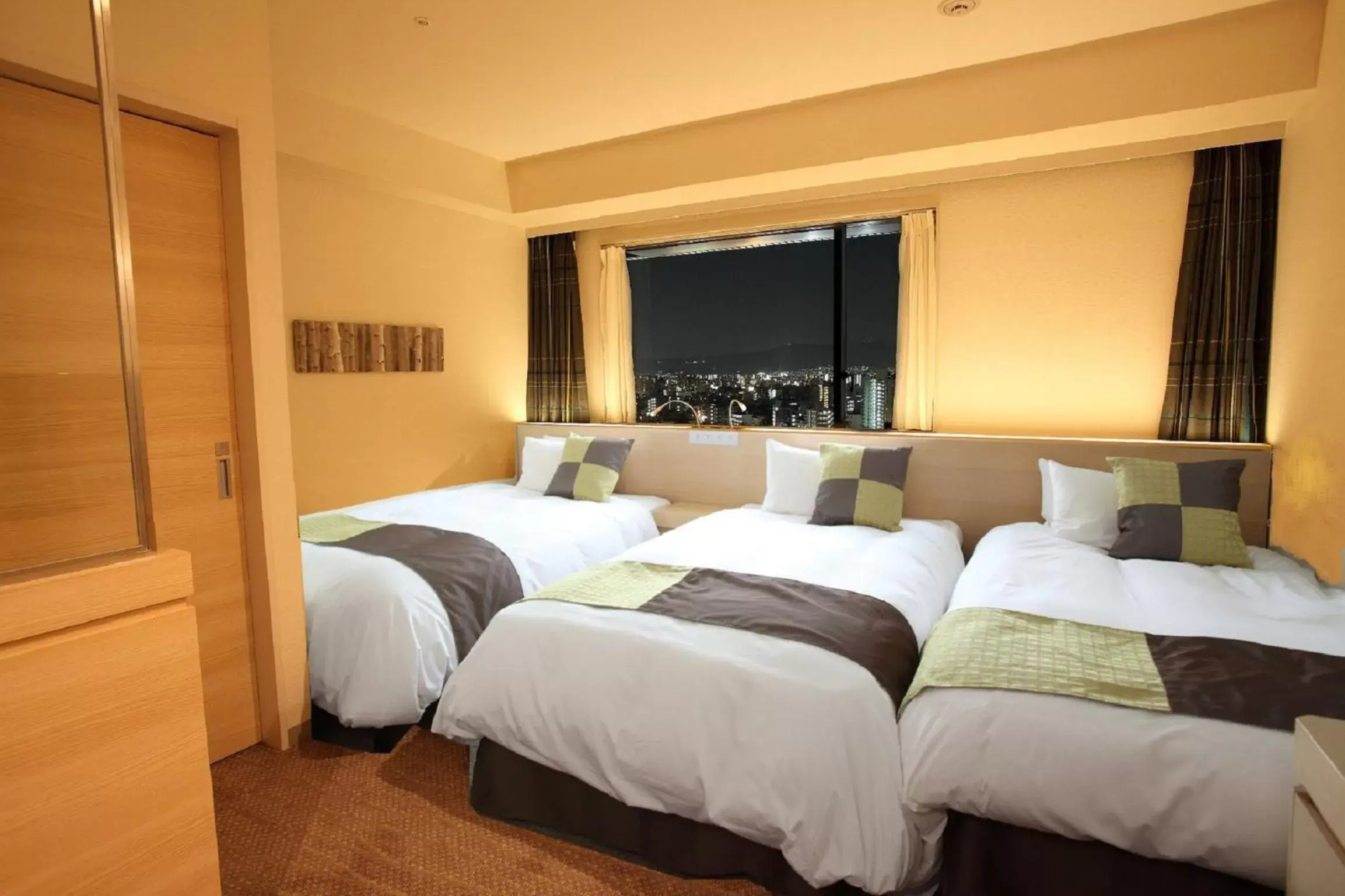 Photo of the whole room, Bed in Hotel Keihan Kyobashi Grande