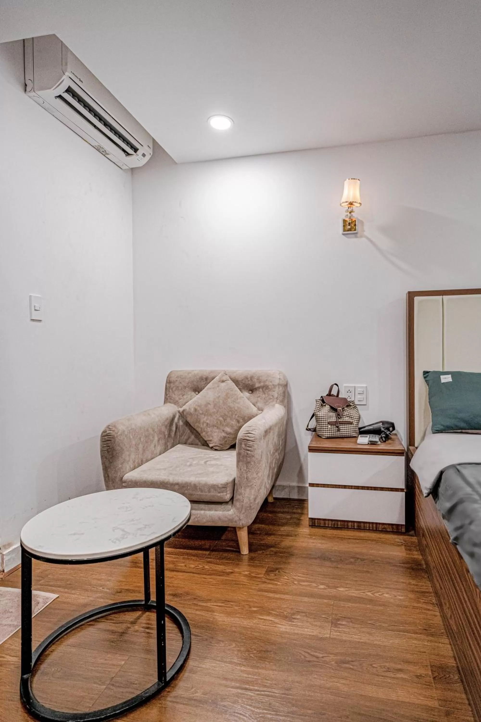 Seating area, Bed in Spring Hill Apartment -The High Class