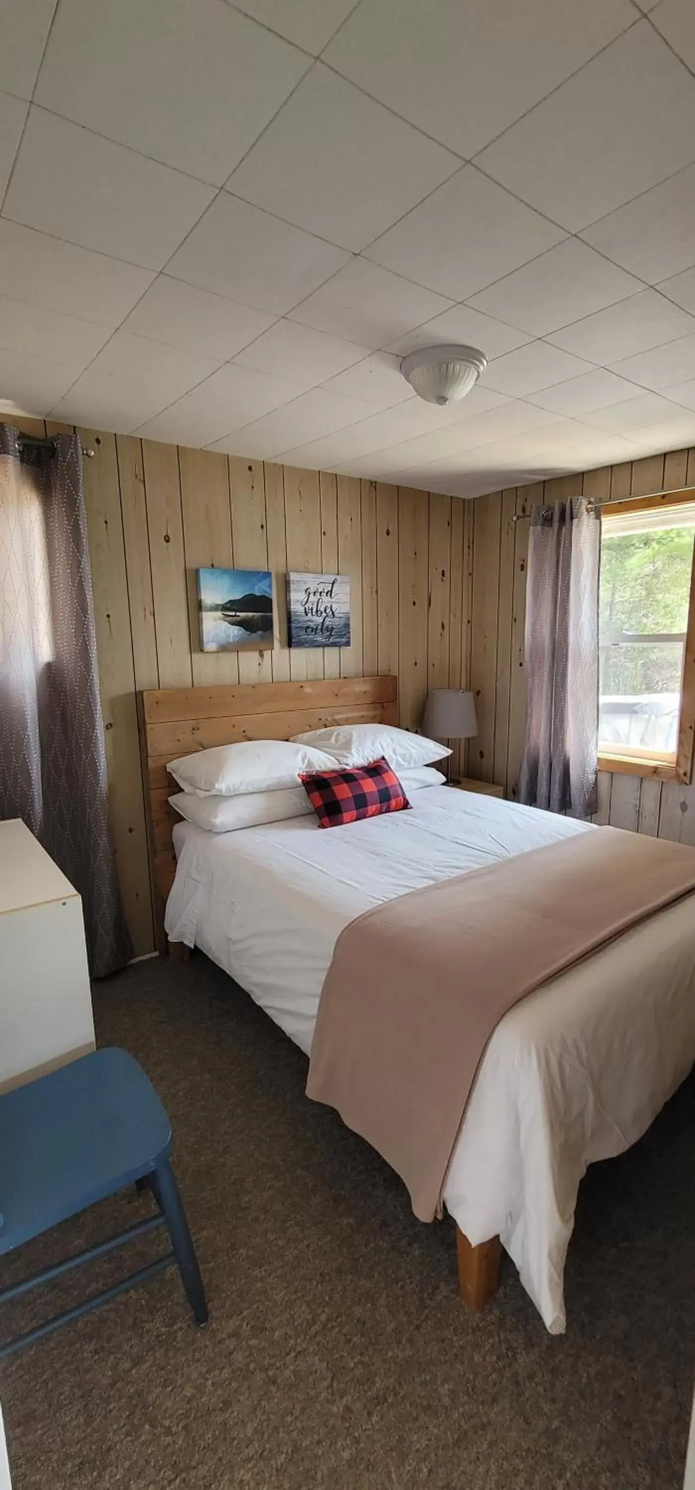 Bedroom, Bed in Parkway Cottage Resort and Trading Post