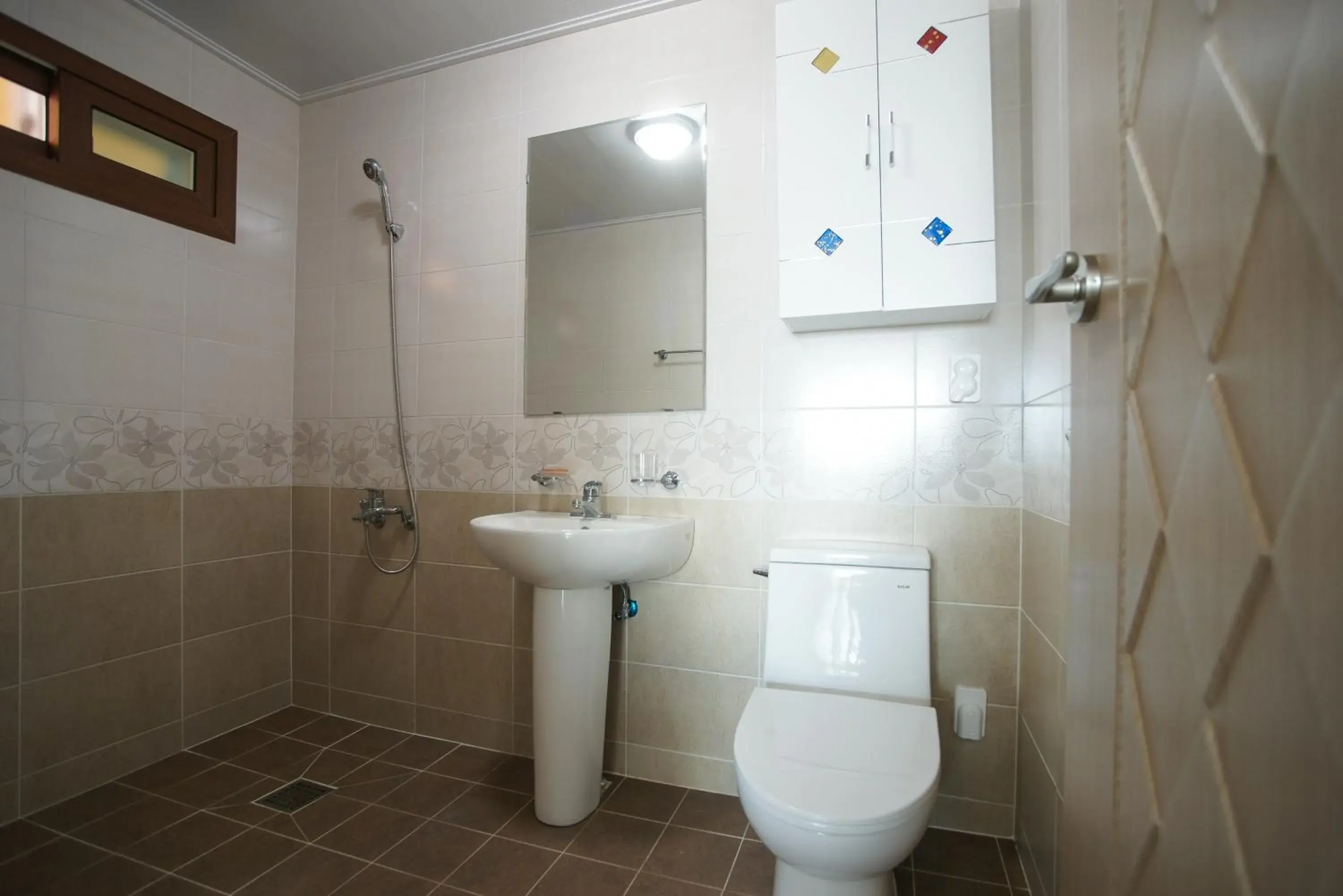 Shower, Bathroom in Oasis Pension