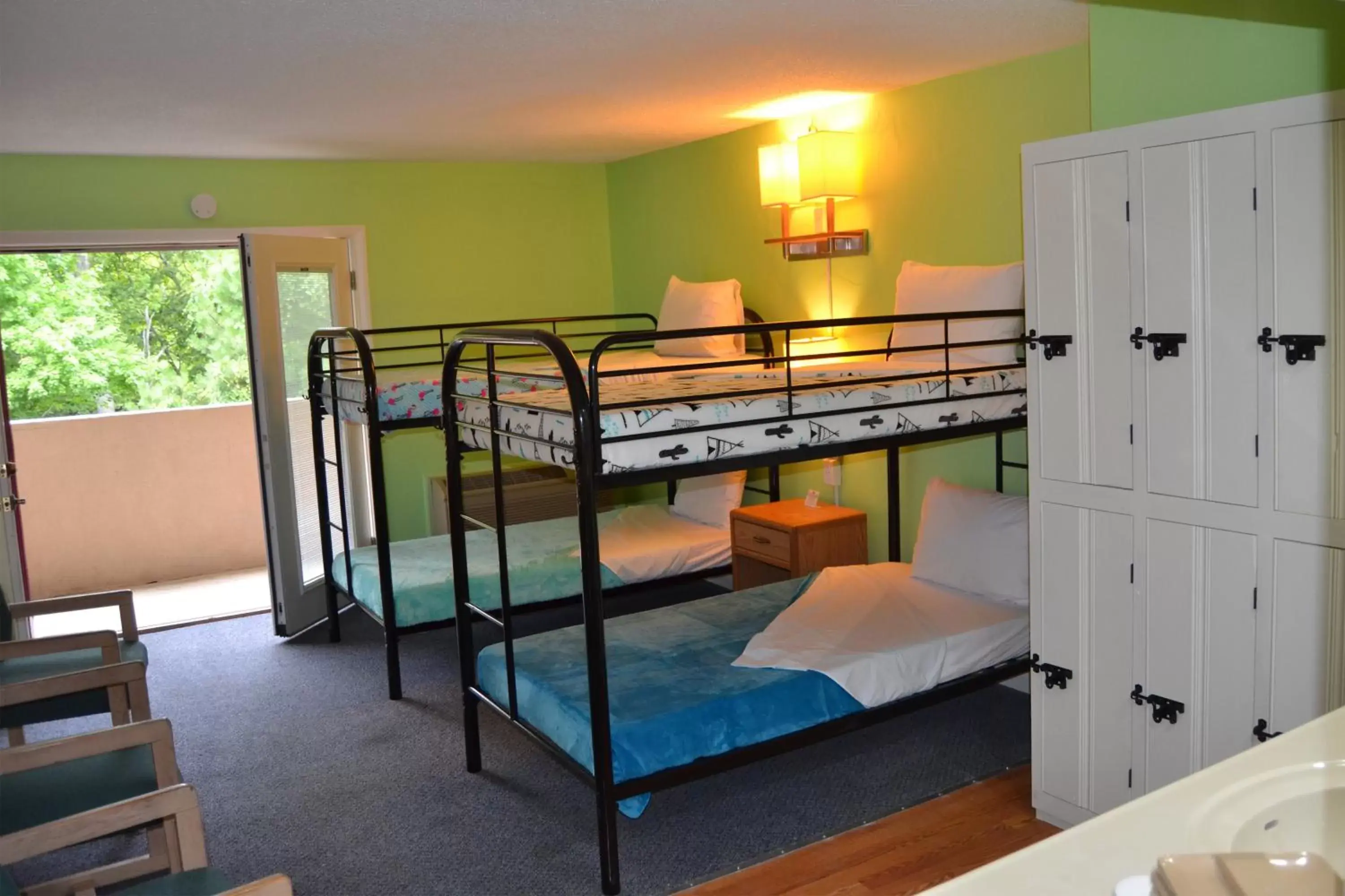 Family Room with Bathroom in Cascades Inn