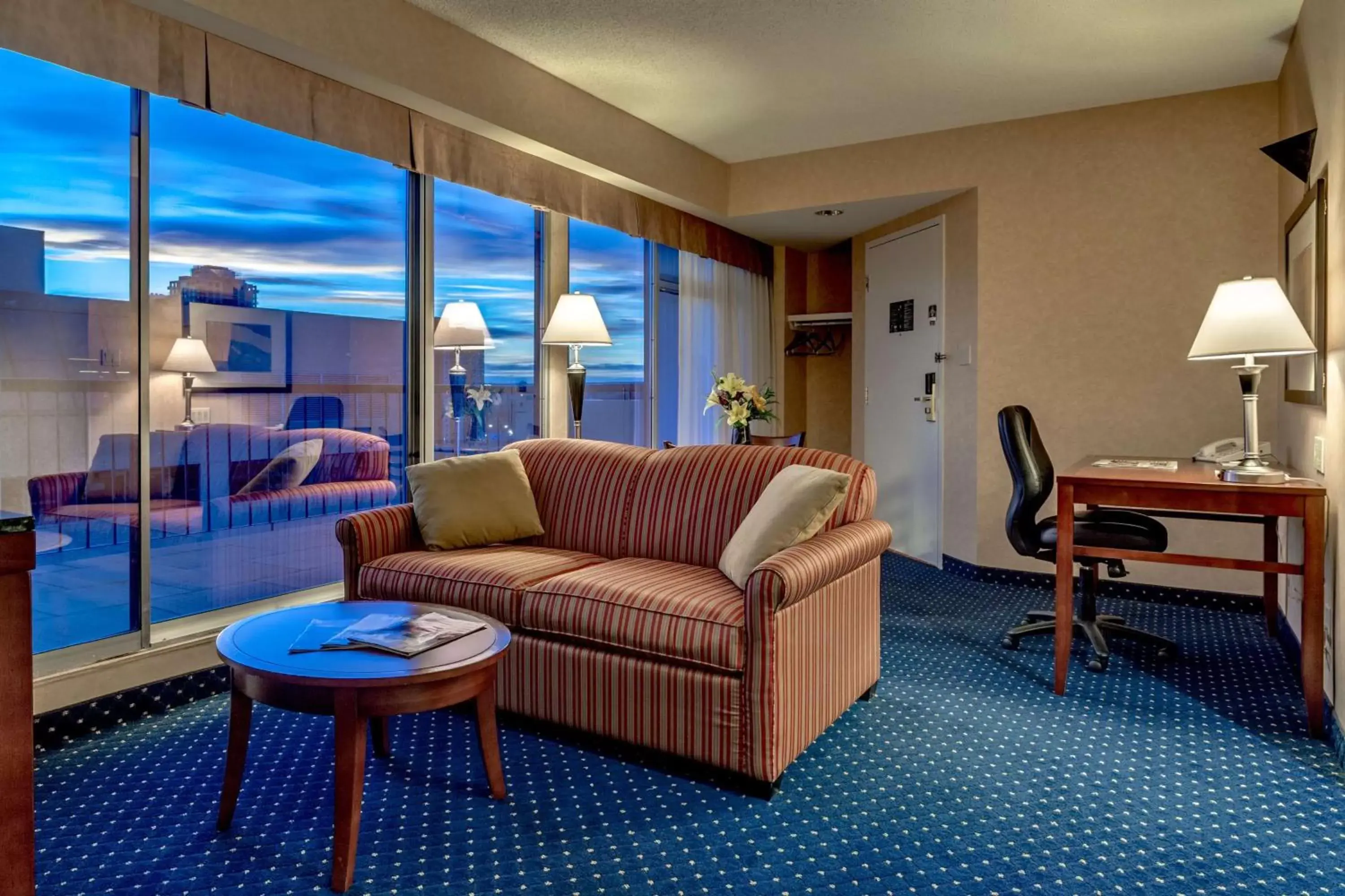 Photo of the whole room, Seating Area in Best Western Plus Suites Downtown Calgary
