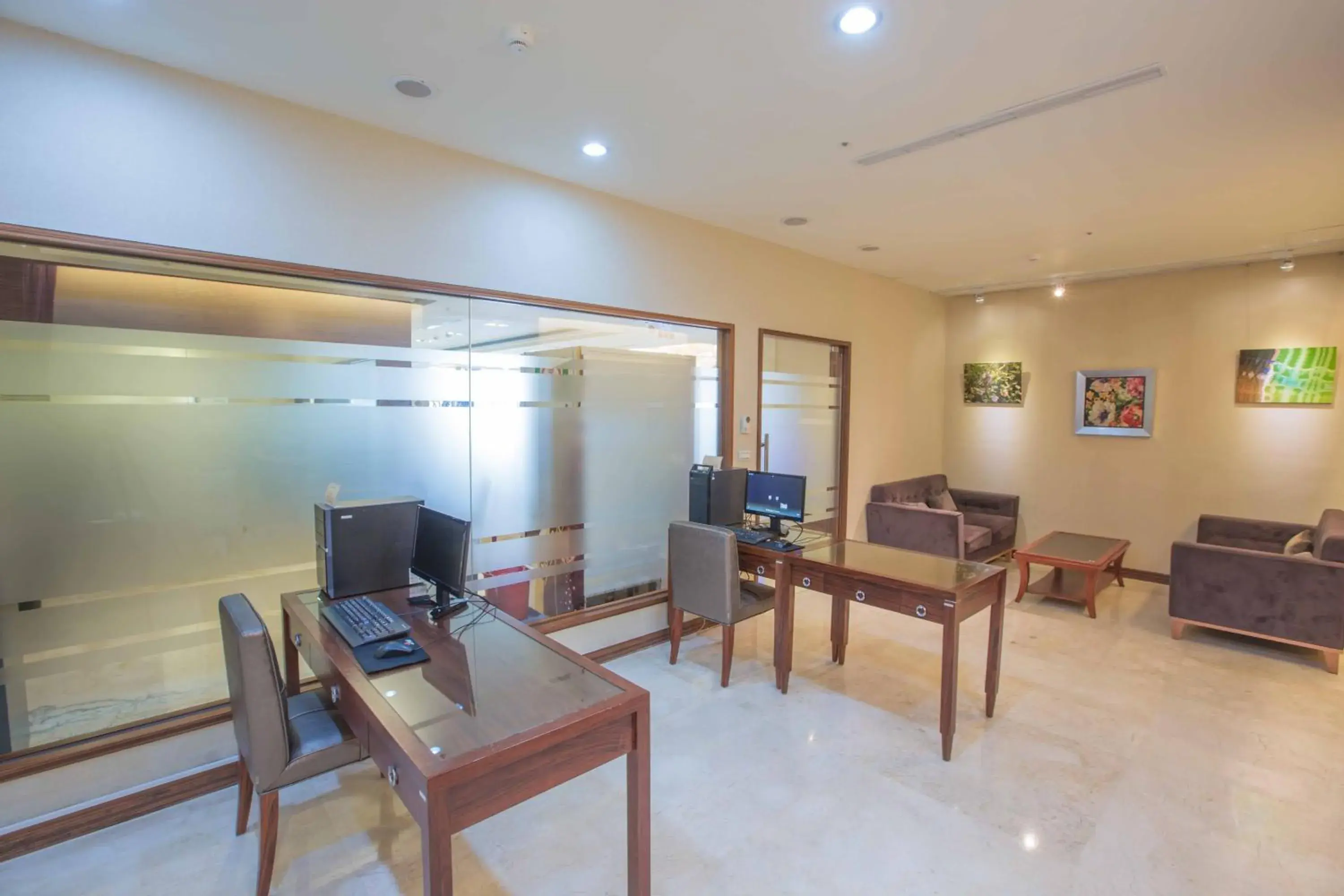 Business facilities, TV/Entertainment Center in Arsma Hotel