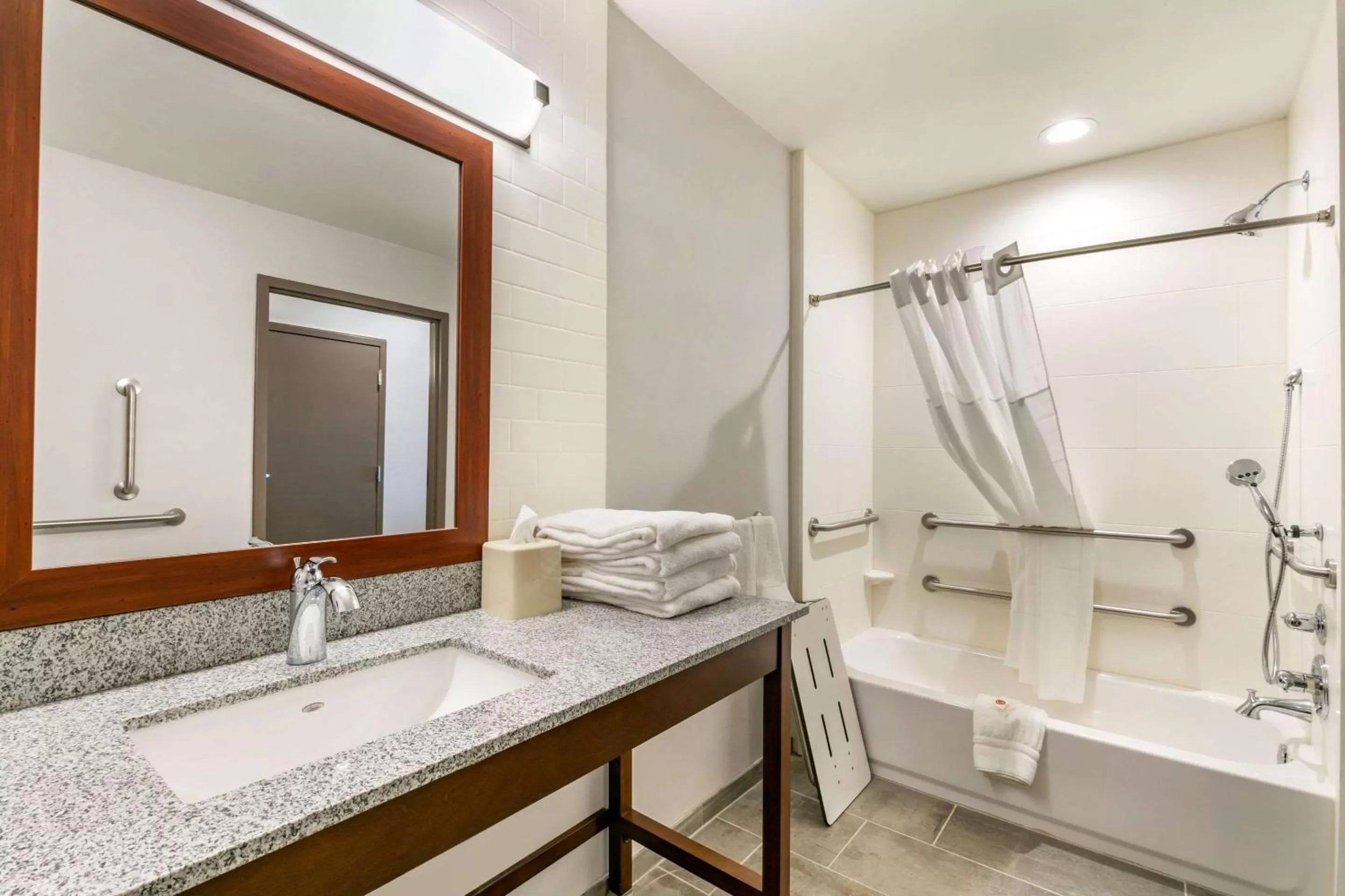 Photo of the whole room, Bed in Comfort Suites North Tupelo