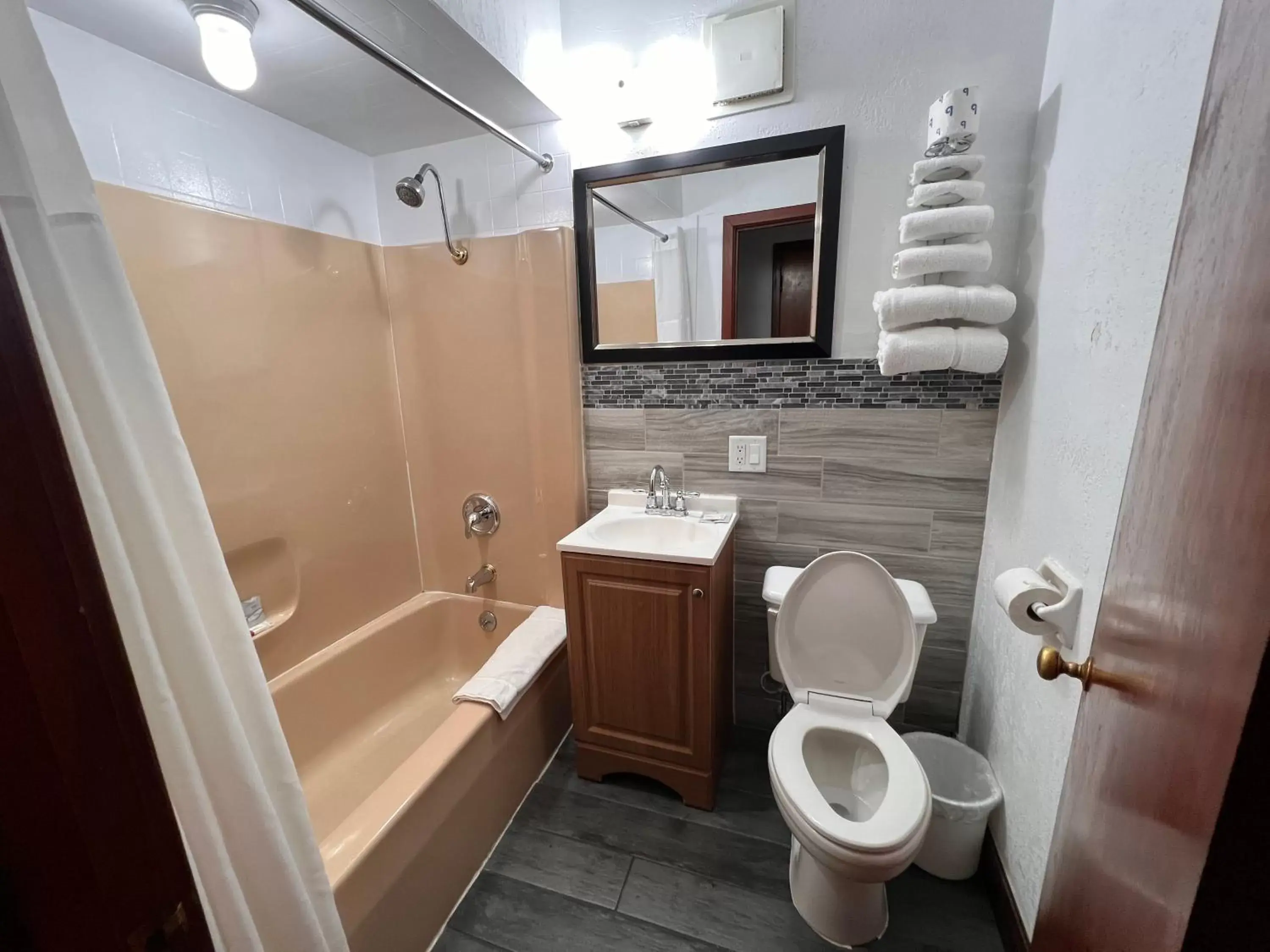 Bathroom in Budget Inn Marinette
